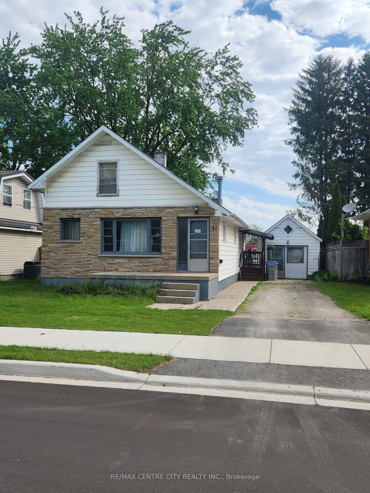 31 Queen Street, Strathroy-Caradoc, ON N7G 2H5