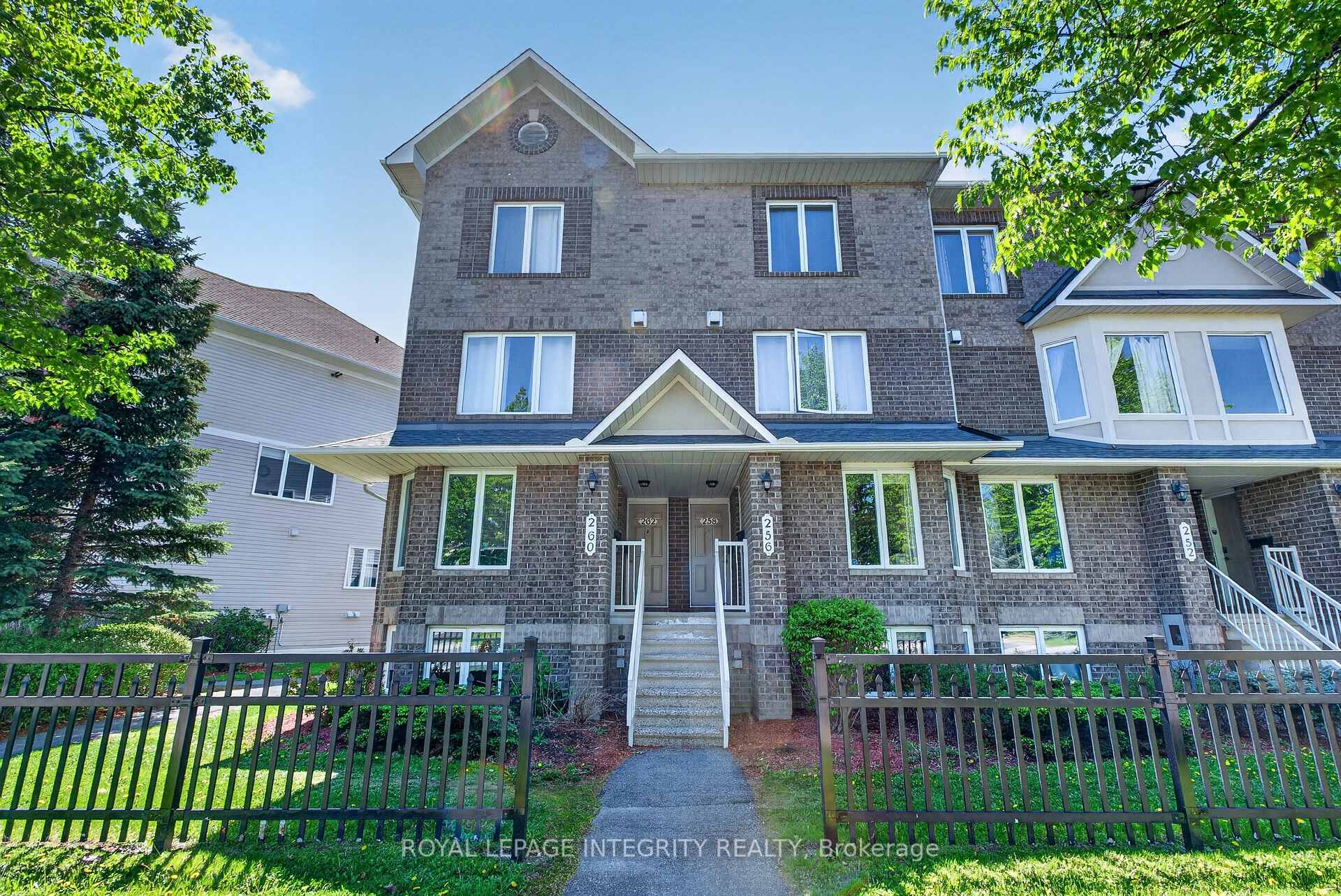 256 Cresthaven Drive, Barrhaven, ON K2G 6W4