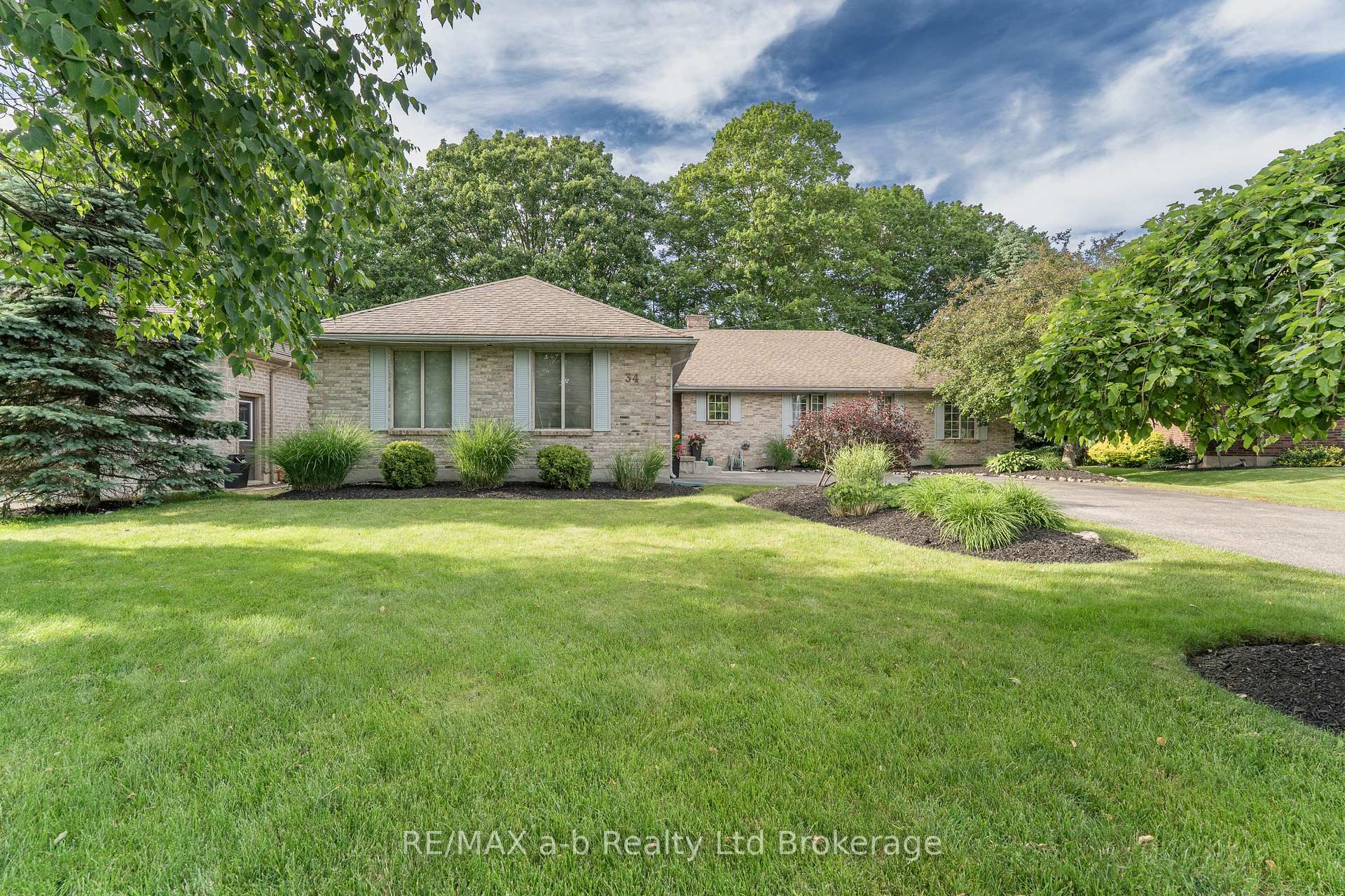 34 Lorraine Avenue, Tillsonburg — photo 2 of 5