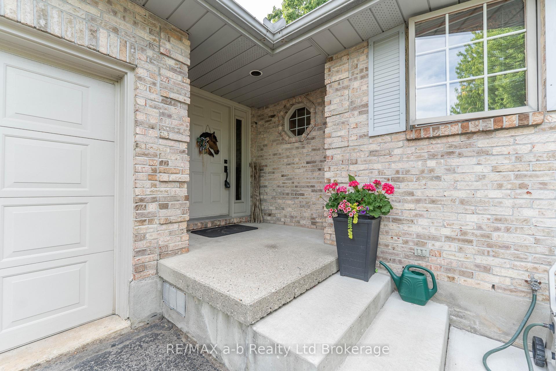 34 Lorraine Avenue, Tillsonburg — photo 4 of 5