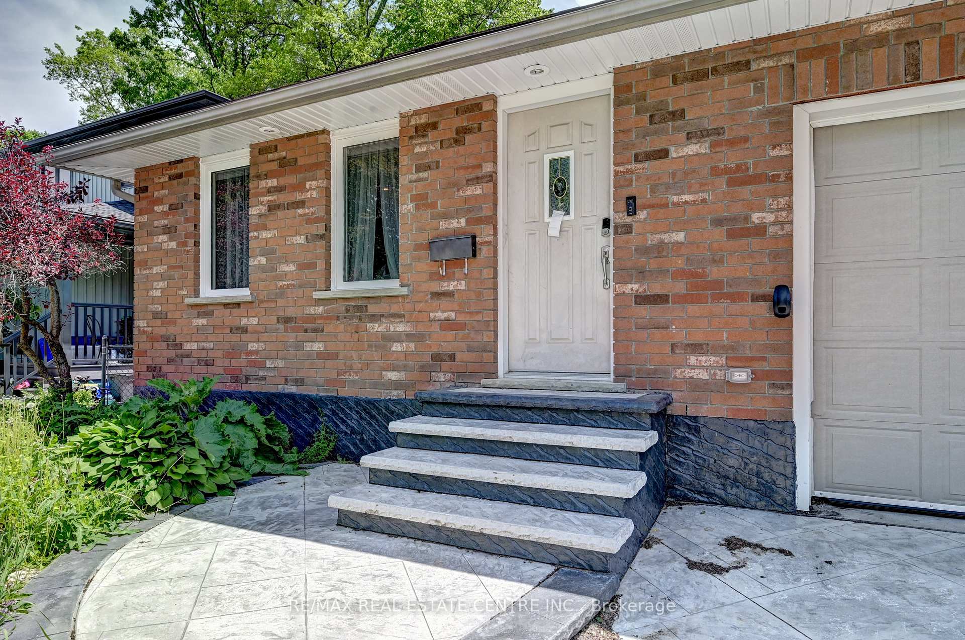 525 Fallingbrook Drive, Waterloo, ON N2L 4N2