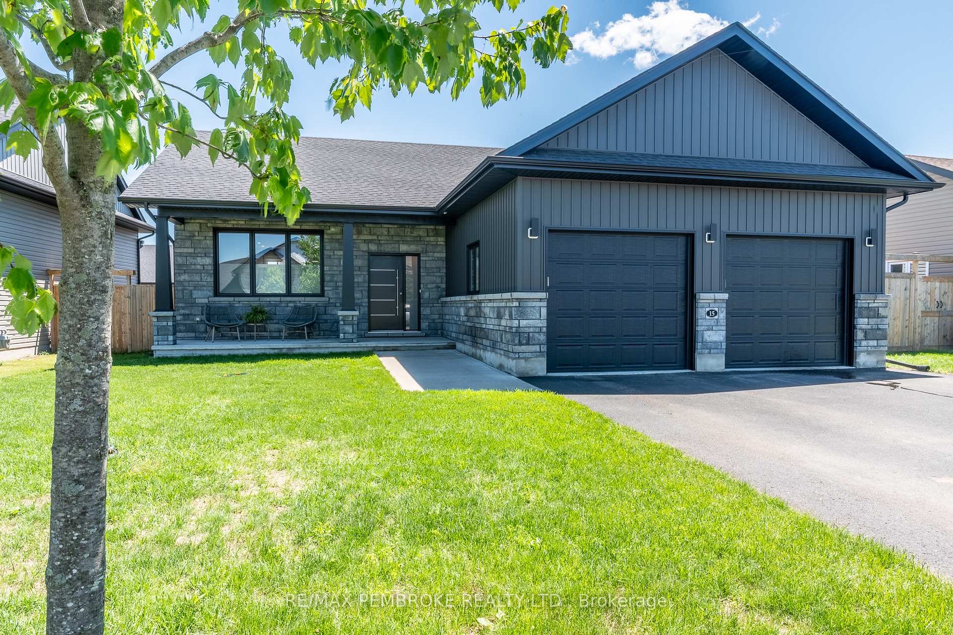 15 Drew Street, Petawawa — photo 2 of 5