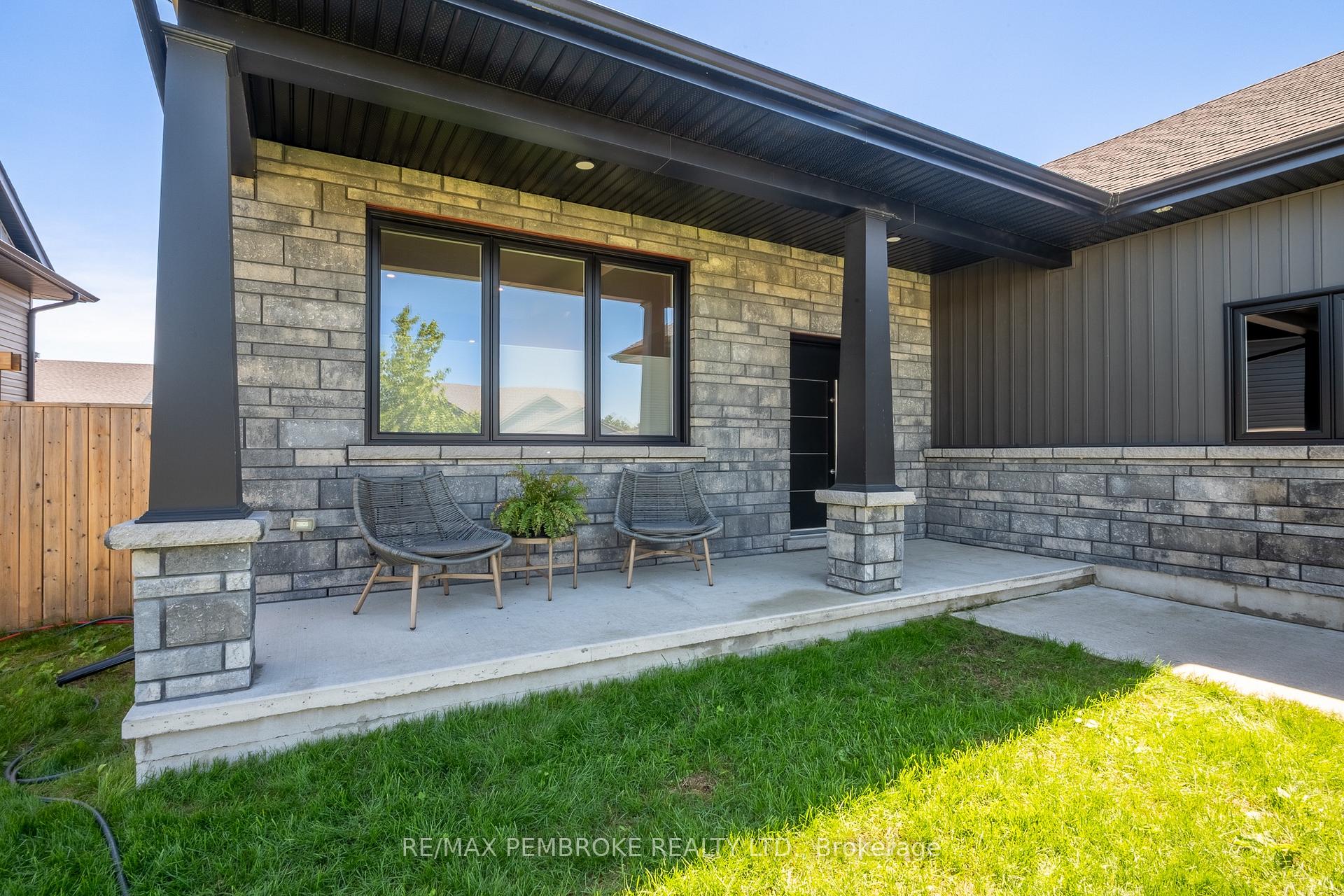15 Drew Street, Petawawa — photo 3 of 5