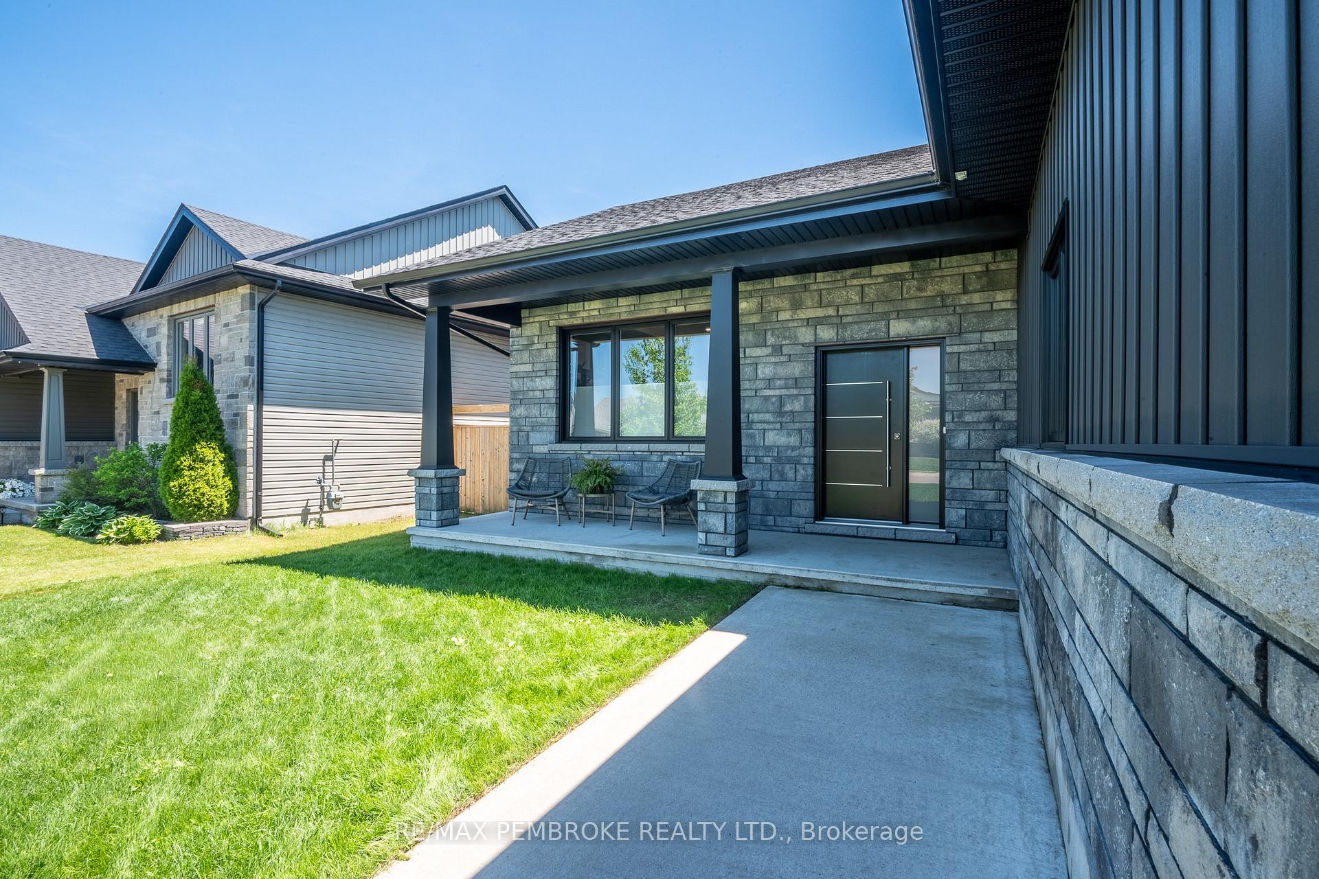 15 Drew Street, Petawawa — photo 4 of 5