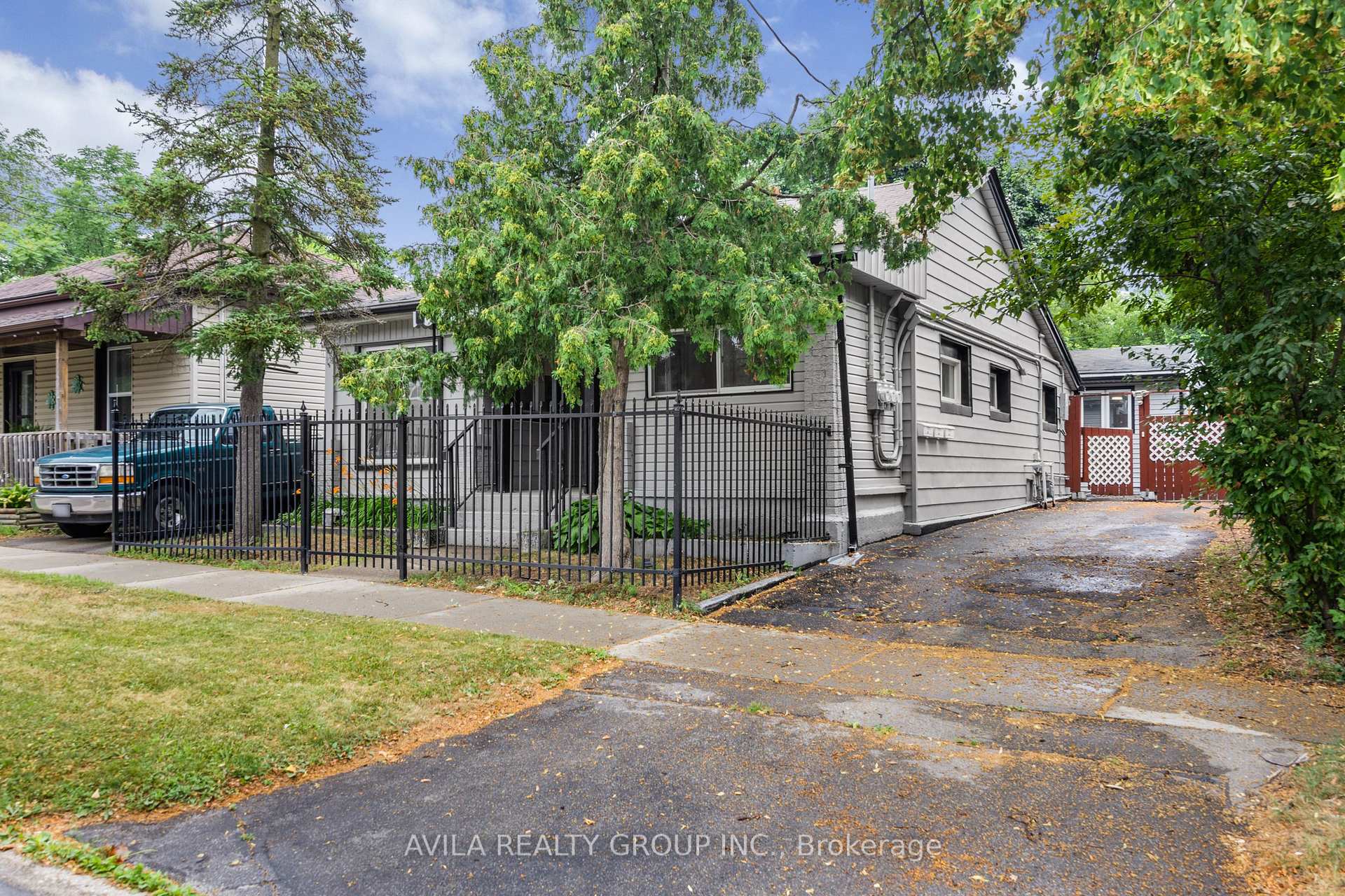 135 Charlotte Street, Brantford — photo 4 of 5