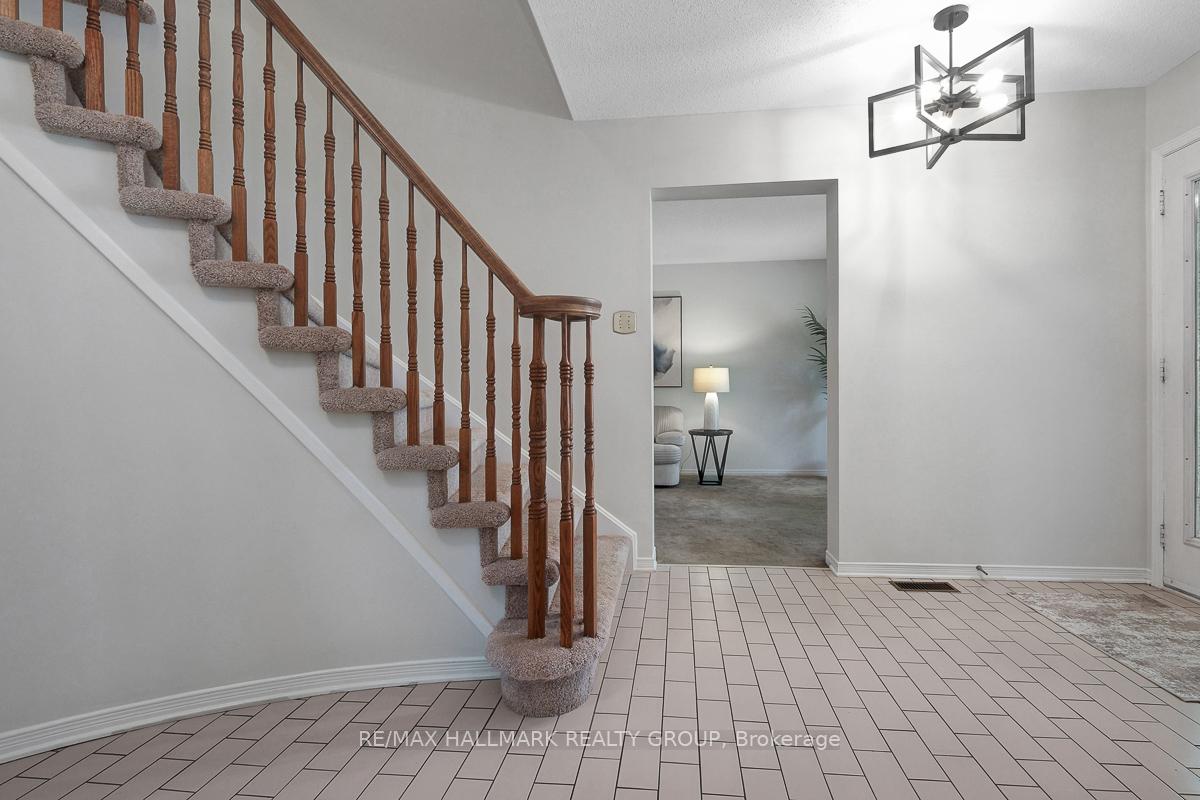126 Dossetter Way, Hunt Club - South Keys and Area — photo 3 of 5