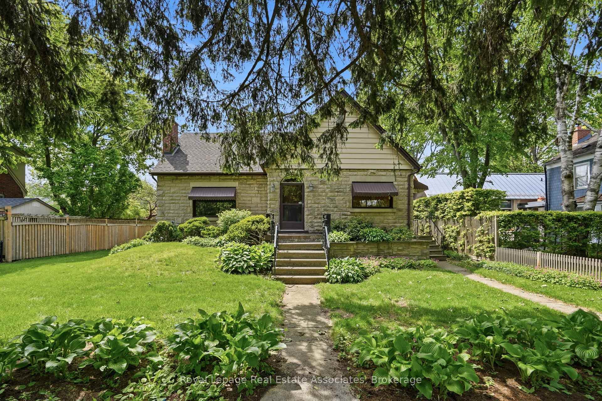12 Parkview Row, Hamilton, ON L9H 2R9