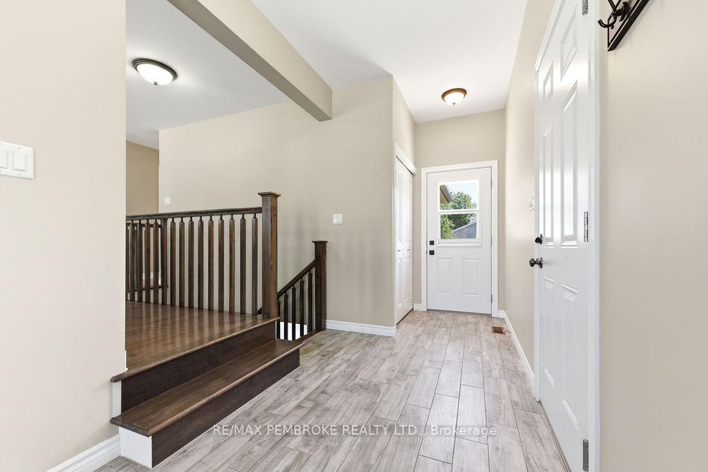 74 Oak Avenue, Petawawa — photo 2 of 5
