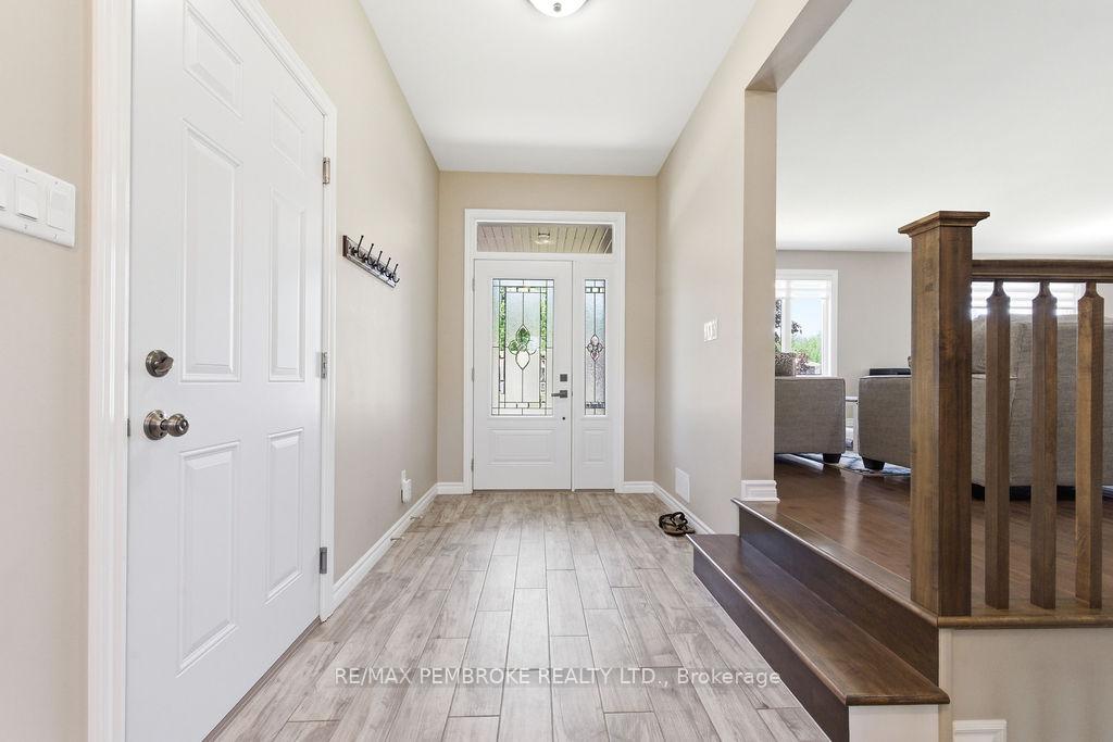 74 Oak Avenue, Petawawa — photo 3 of 5