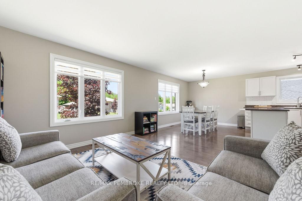 74 Oak Avenue, Petawawa — photo 4 of 5