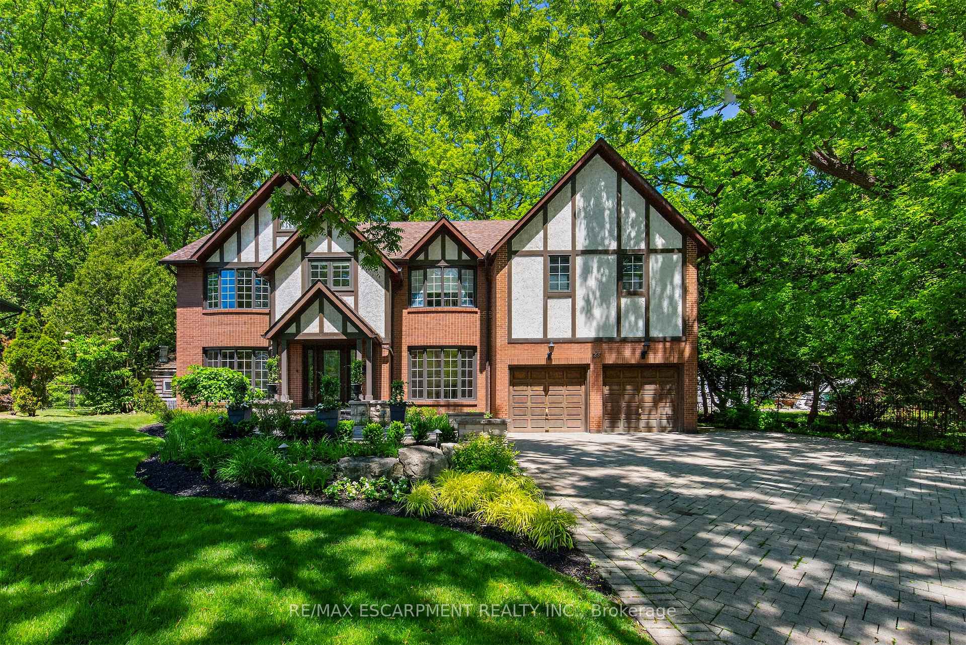 23 Lantern Lane, Hamilton, ON L9H 6N9
