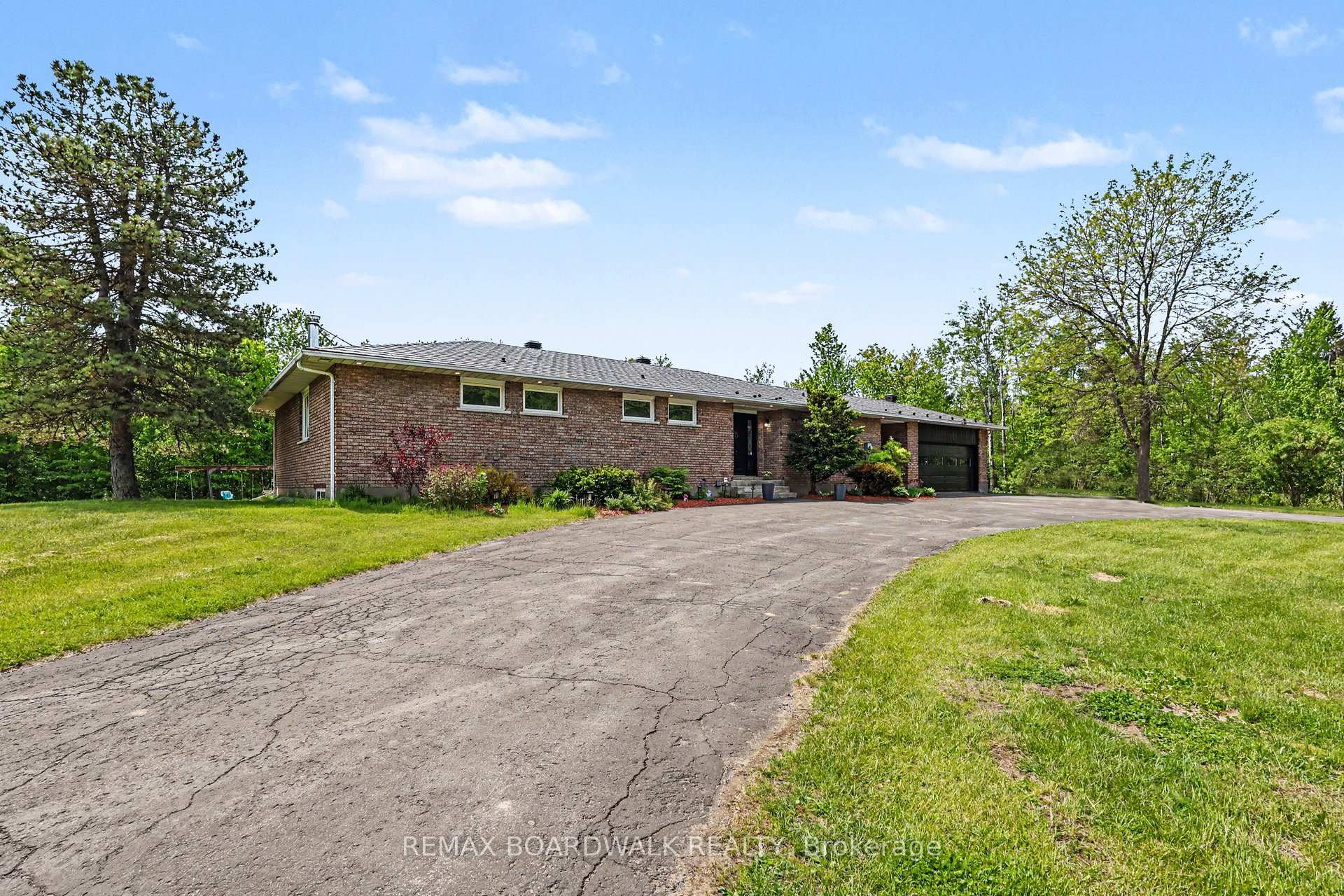 1500 Du Golf Road, Clarence-Rockland — photo 2 of 5