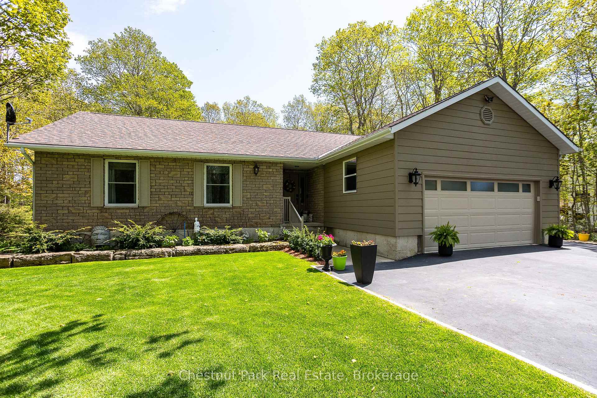 64 Maple Golf Crescent, Northern Bruce Peninsula, ON N0H 2R0 — Northern Bruce Peninsula, Ontario