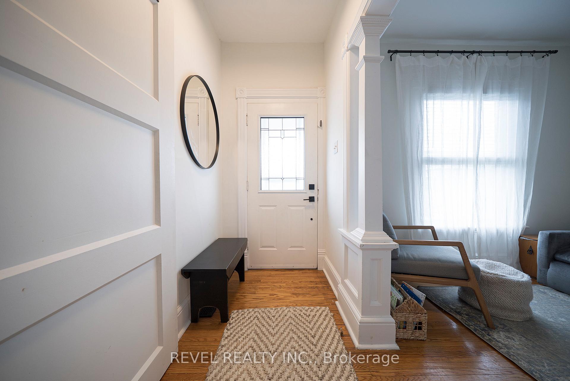 22 Lawrence Street, Brantford — photo 2 of 5