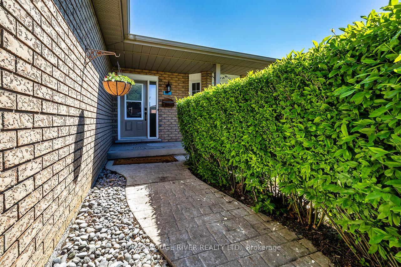640 Pinewood Drive, Peterborough — photo 3 of 5