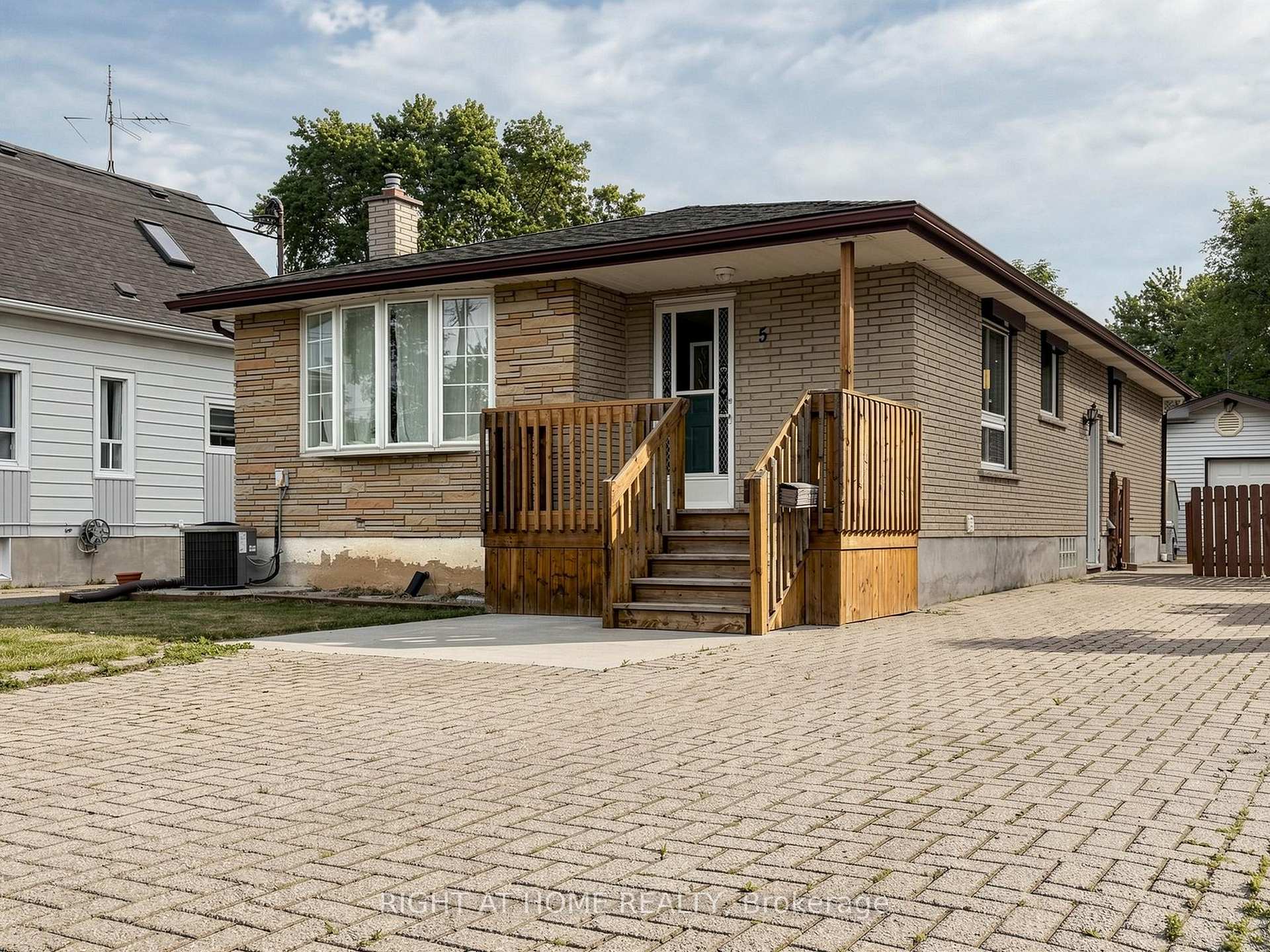 5 Dundonald Street, St. Catharines, ON L2P 2A8