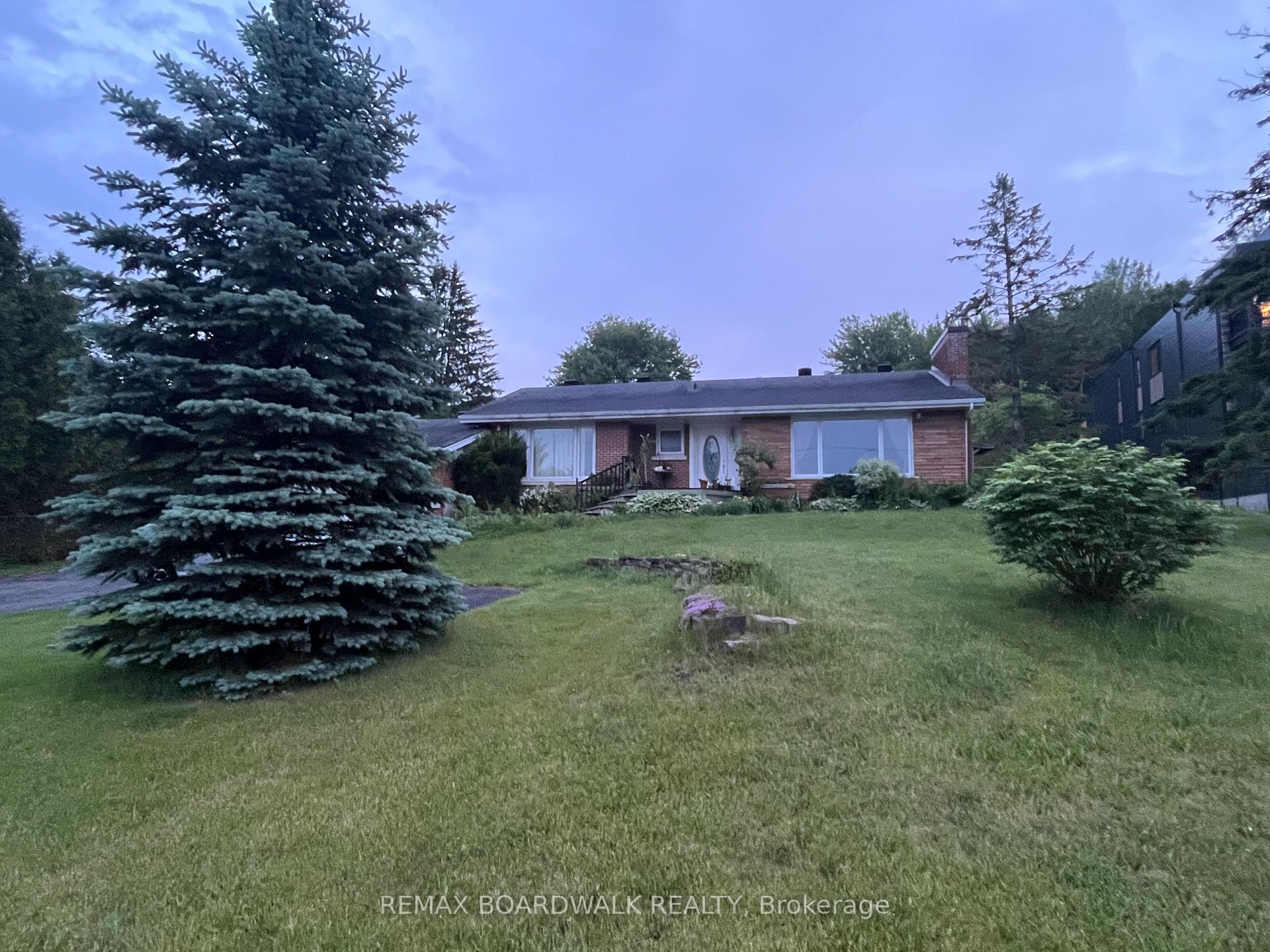 6742 Notre Dame Street, Orleans - Convent Glen and Area, ON K1C 1H3