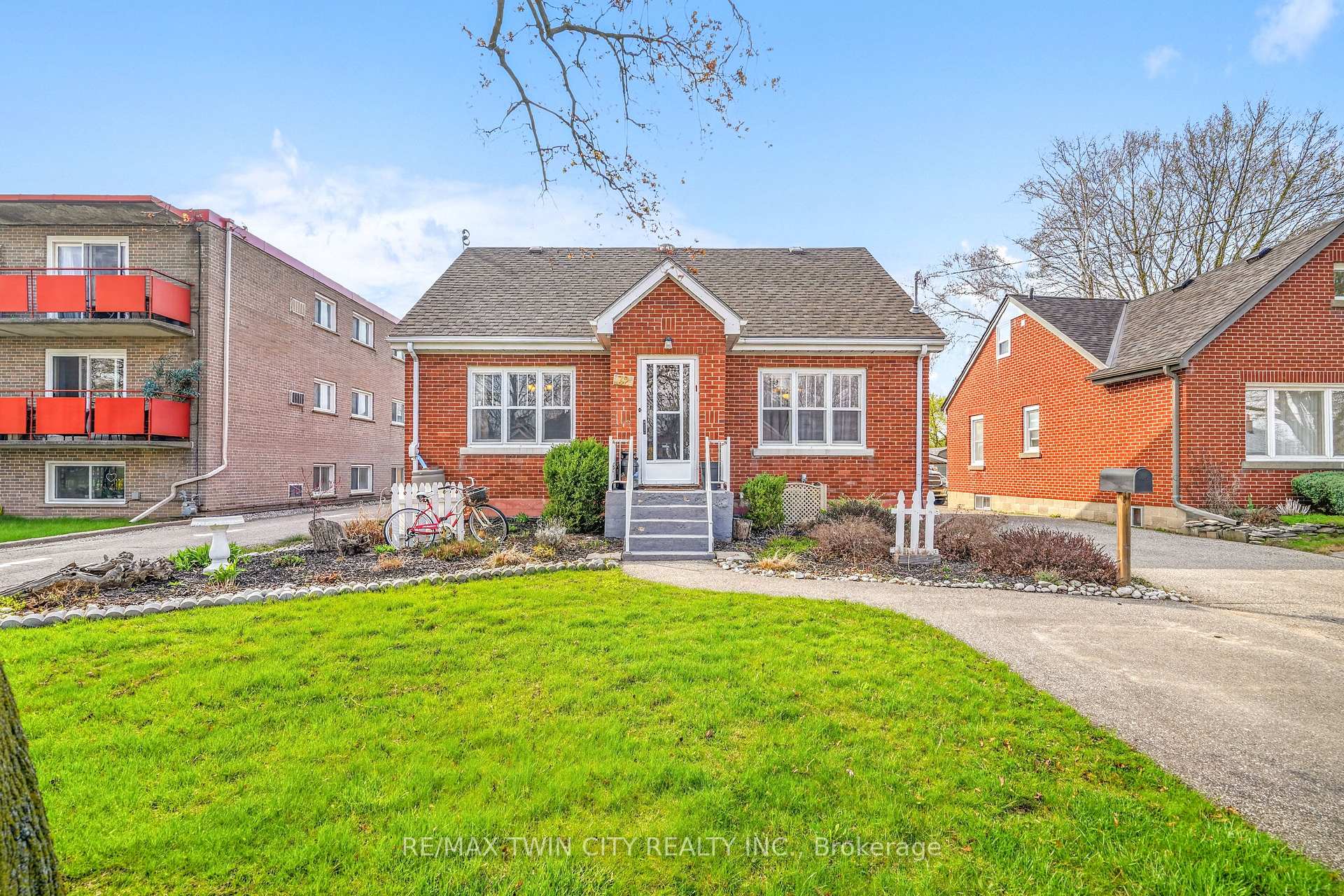 32 Fulton Street, Brantford, ON N3R 4E5 — Brantford, Ontario
