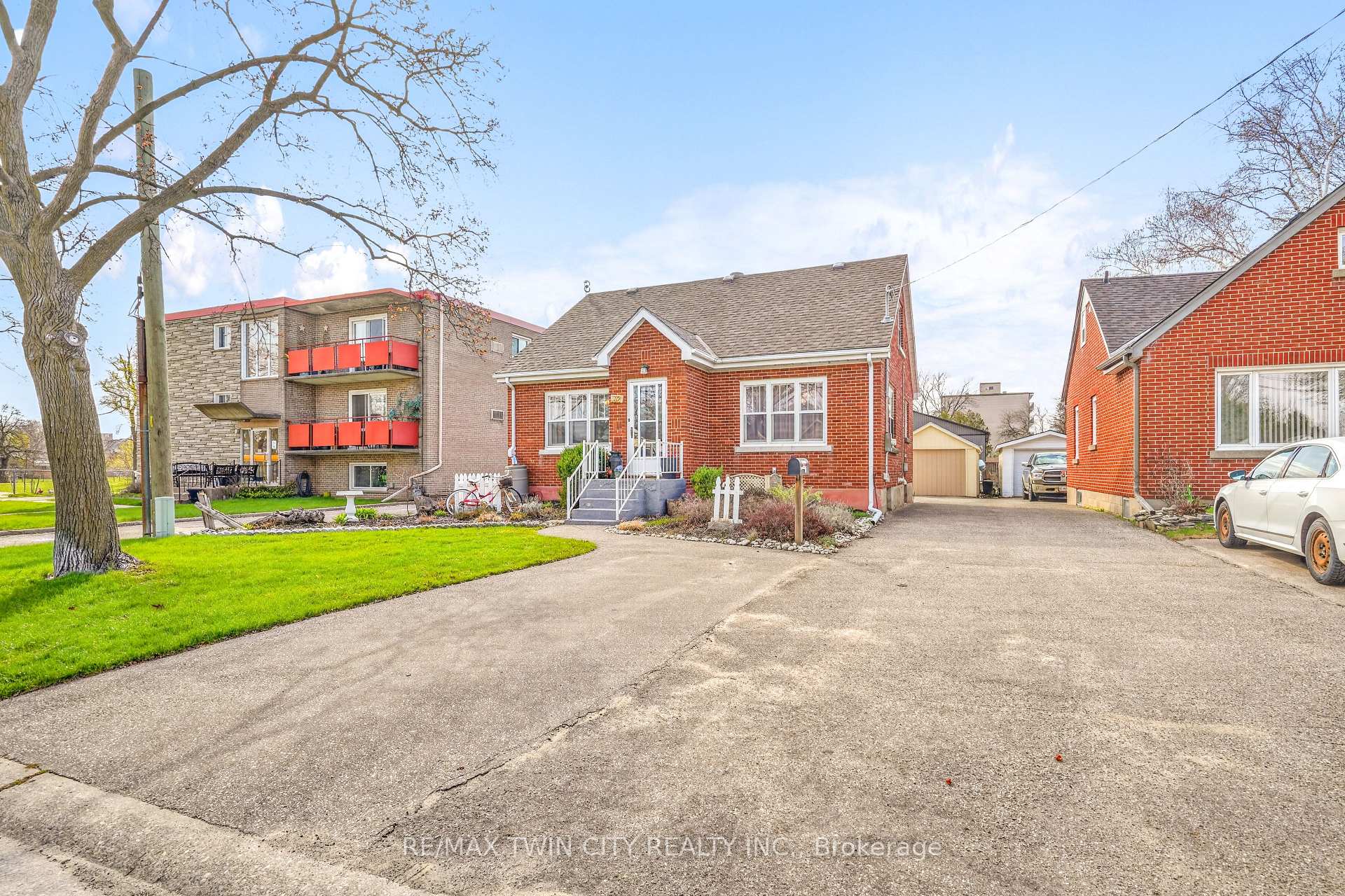 32 Fulton Street, Brantford — photo 2 of 5