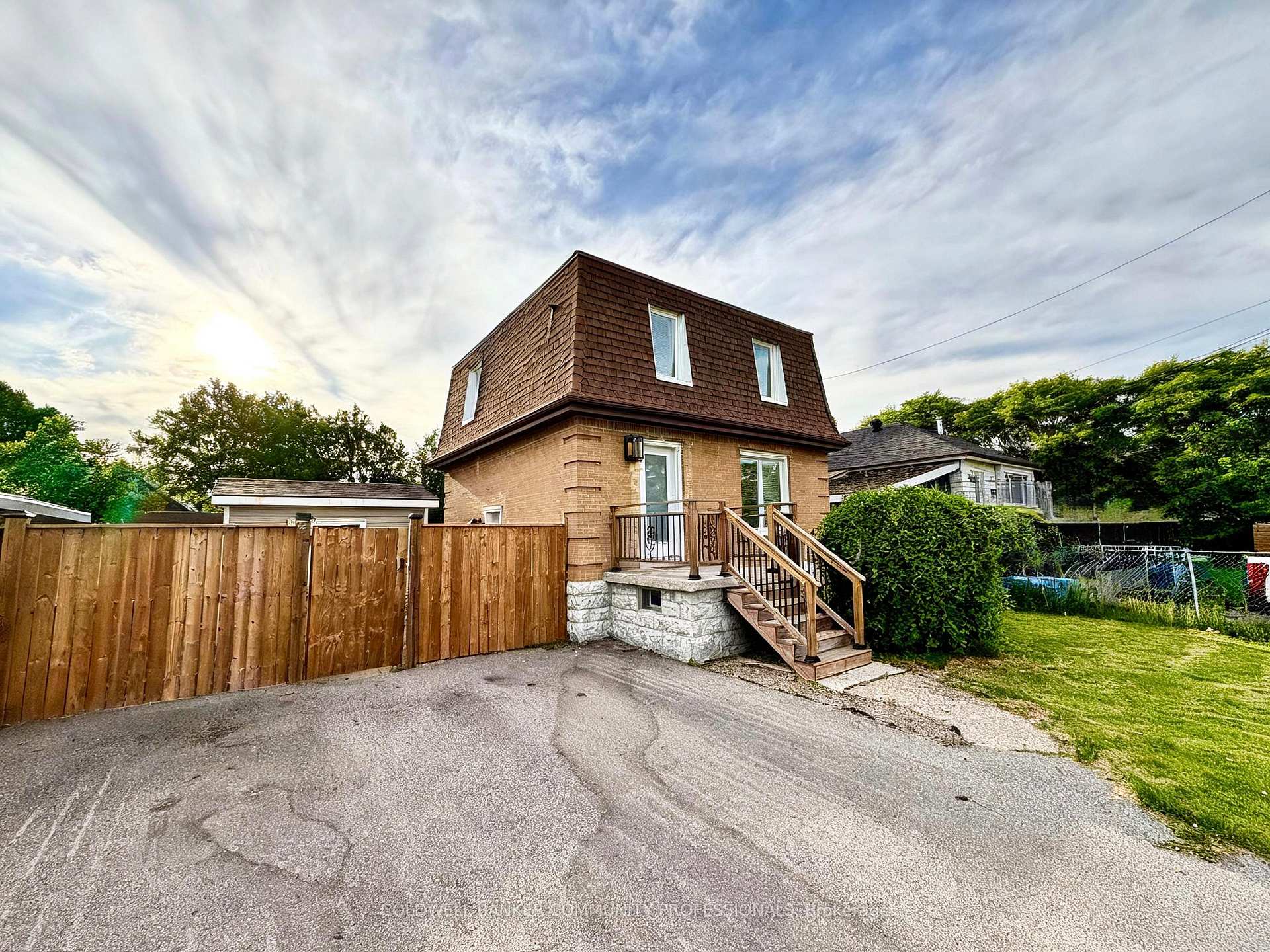 94 Howard Avenue, Hamilton, ON L9A 2W5