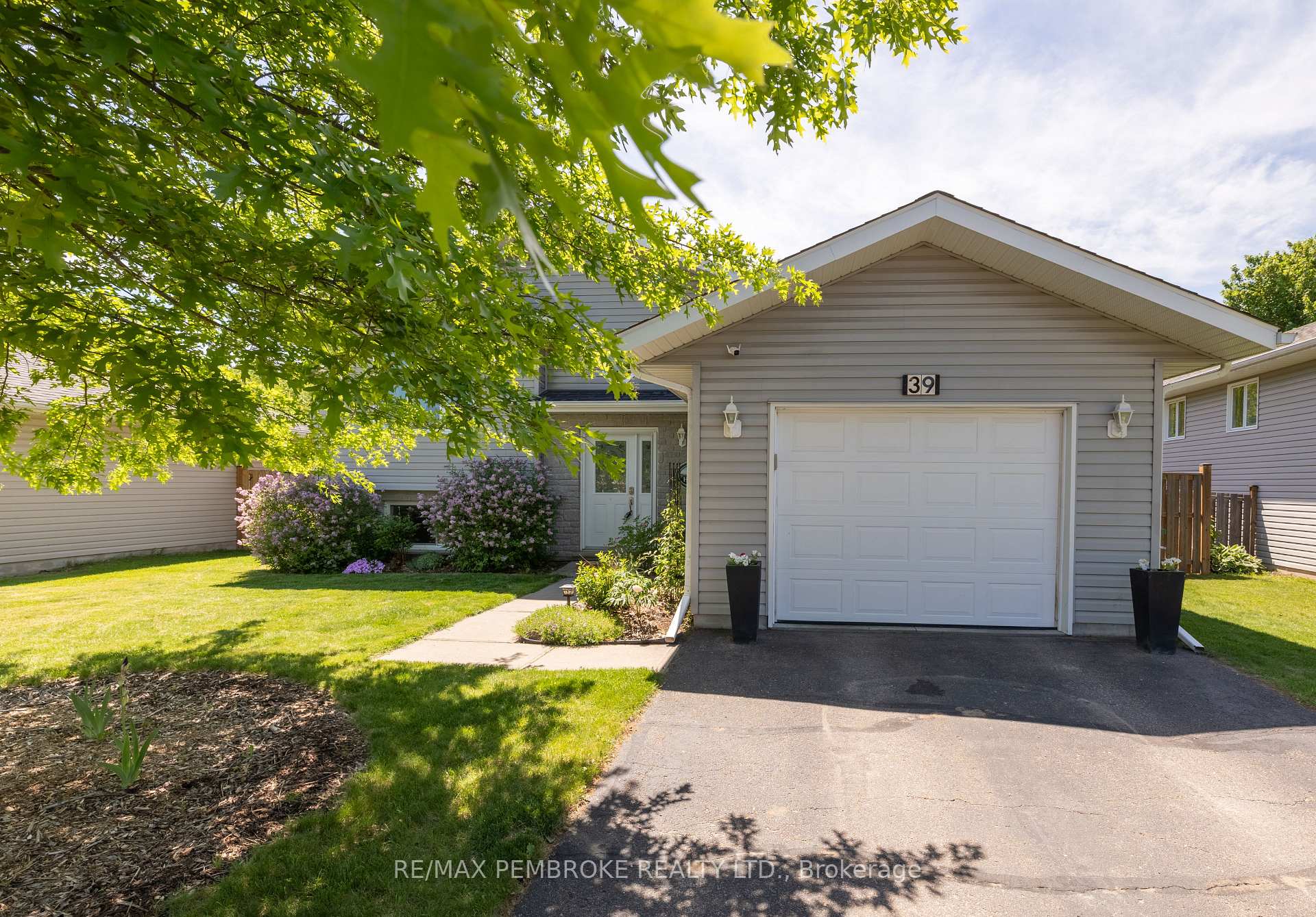 39 Oak Avenue, Petawawa, ON K8H 0B5 — Petawawa, Ontario