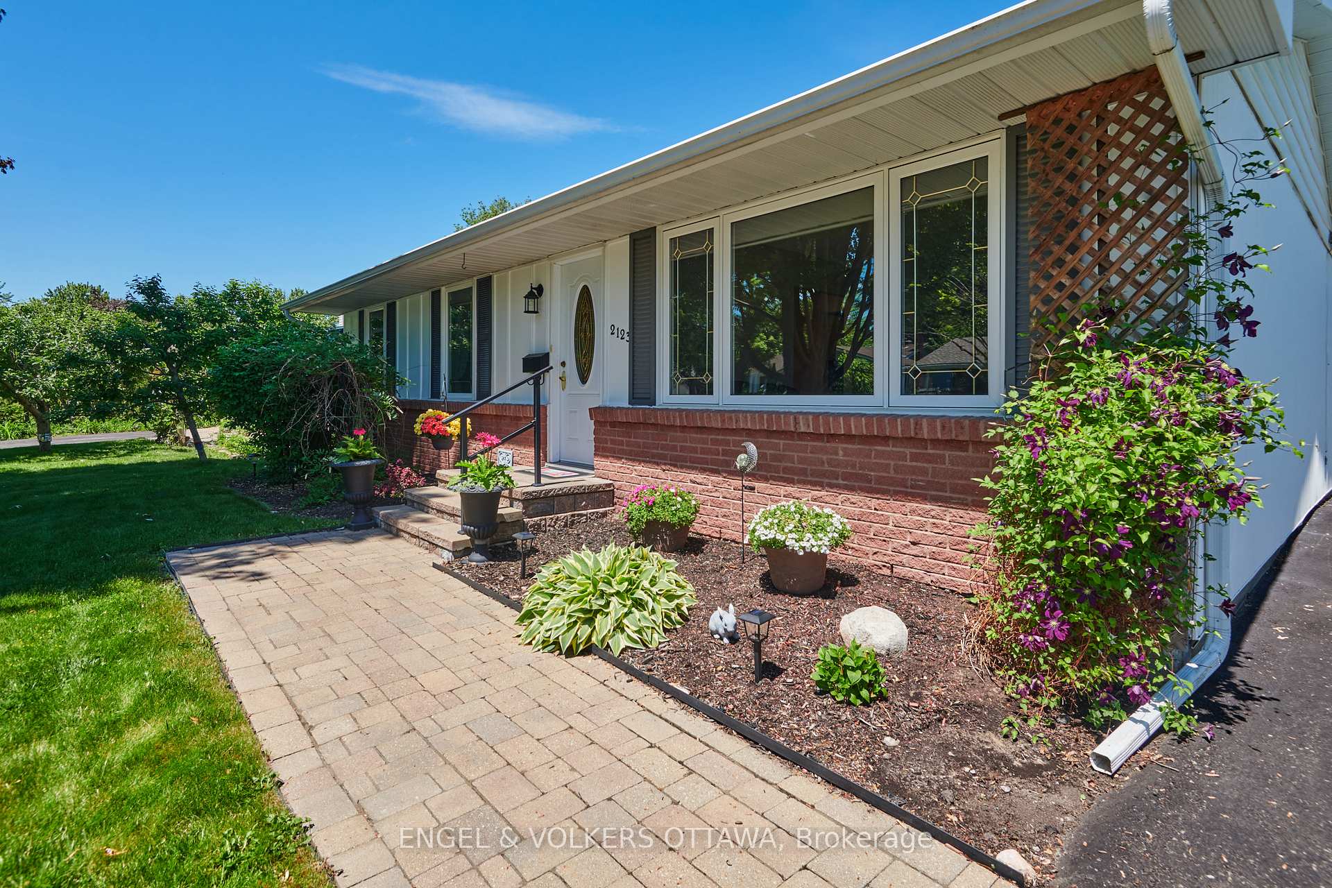 2123 Blue Jay Crescent, Beacon Hill North - South and Area — photo 2 of 5