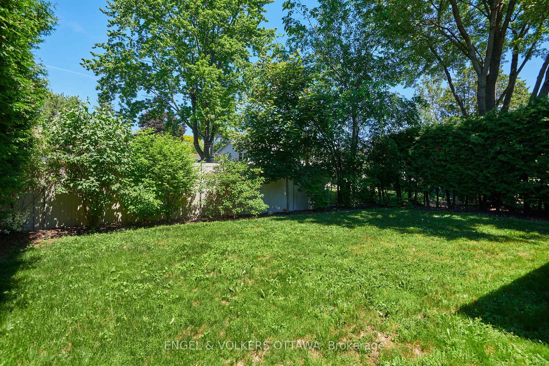 2123 Blue Jay Crescent, Beacon Hill North - South and Area — photo 5 of 5
