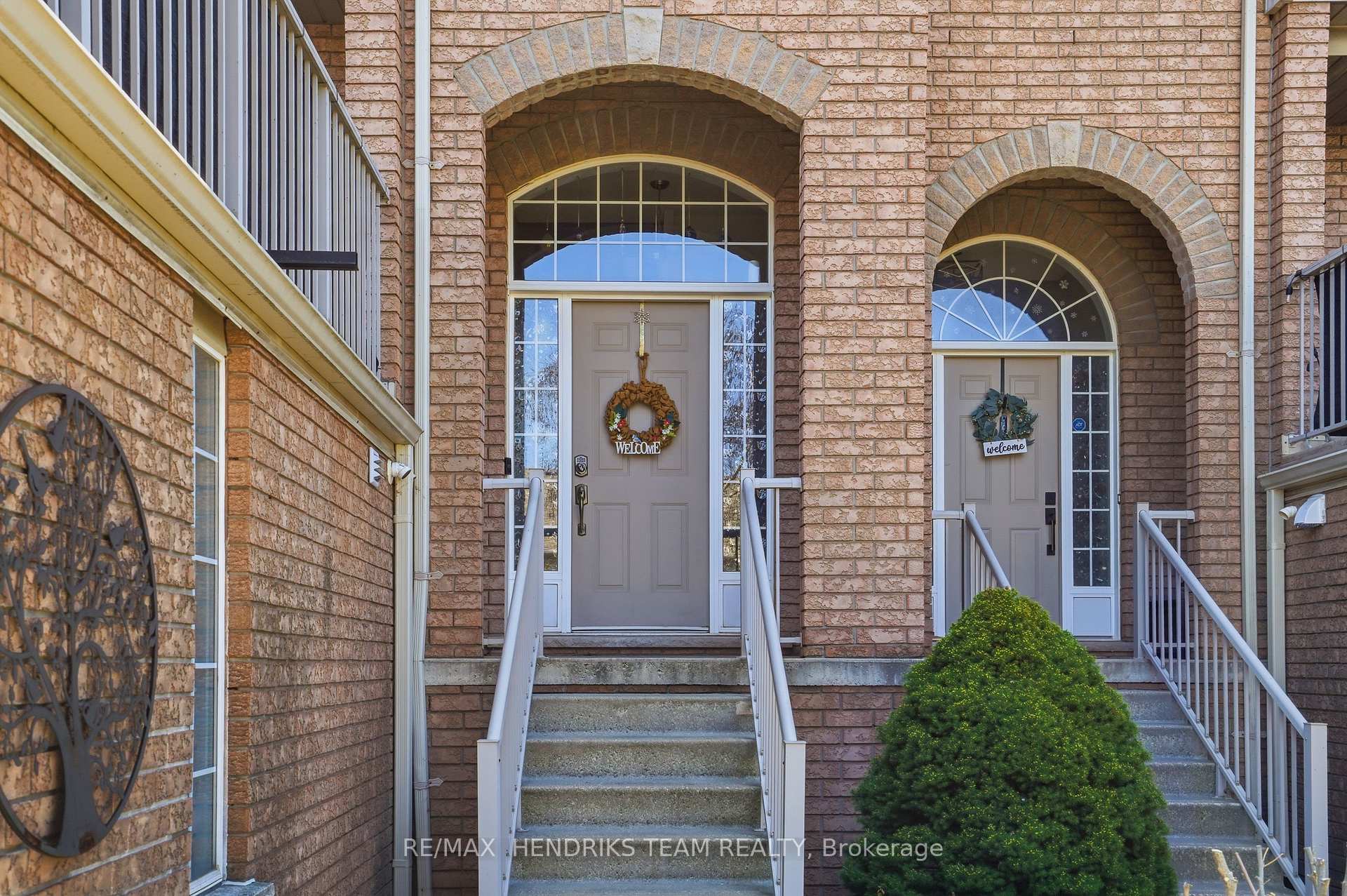 176 Livingston Avenue 3, Grimsby — photo 2 of 5