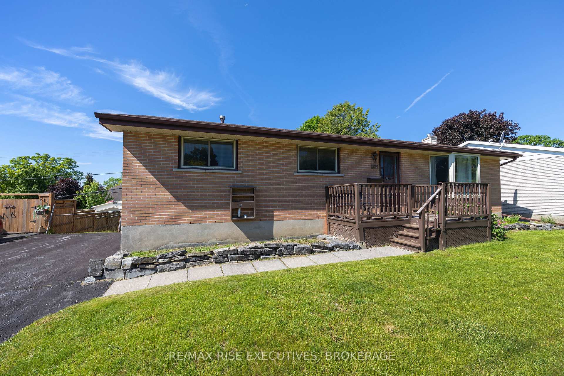 1055 Lincoln Drive, Kingston, ON K7M 4Z3