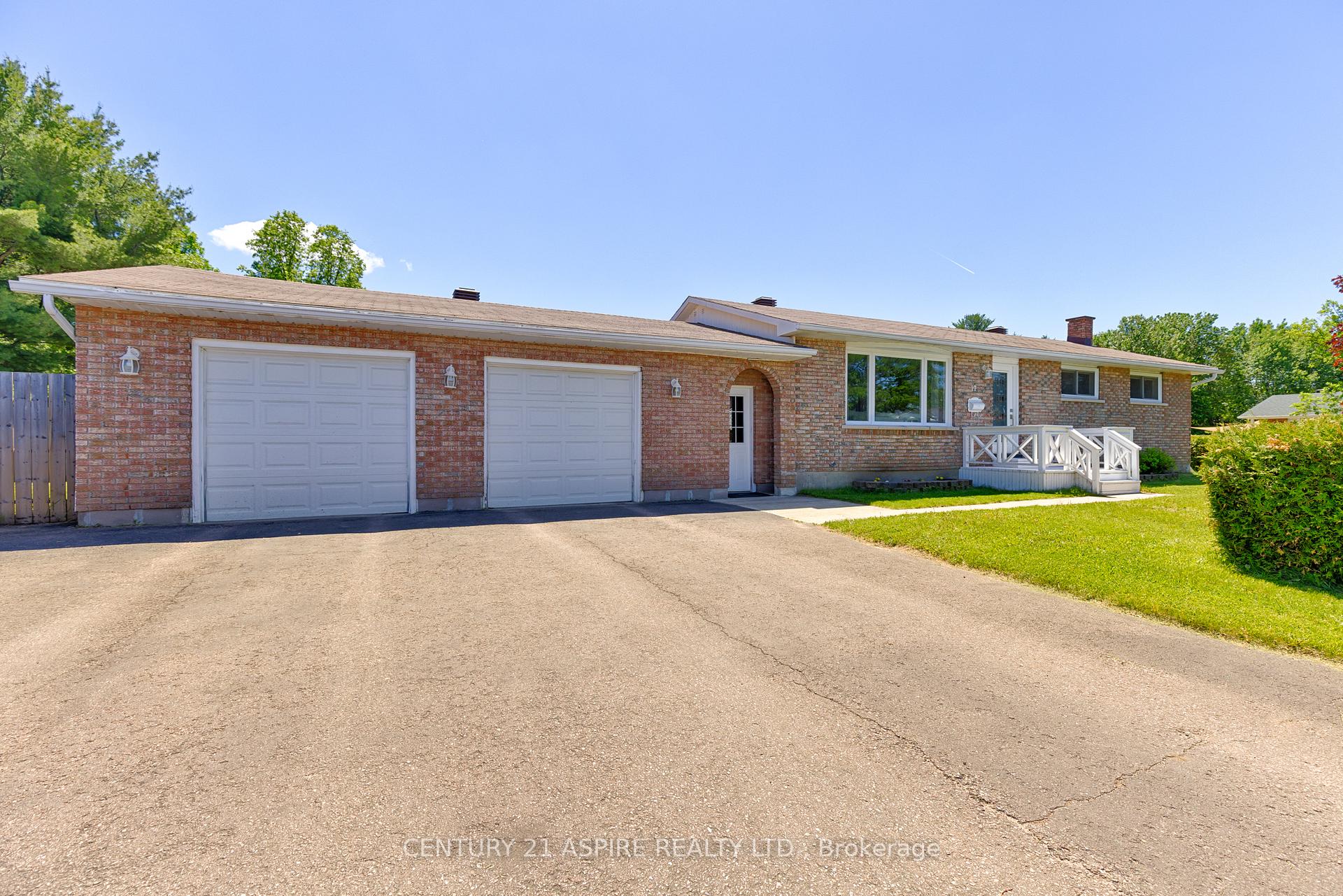 17 Maple Avenue, Petawawa, ON K8H 2Y4