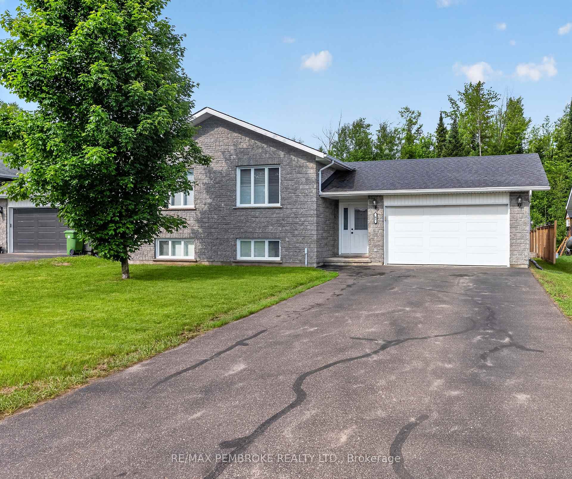 61 Oak Avenue, Petawawa, ON K8H 0B5