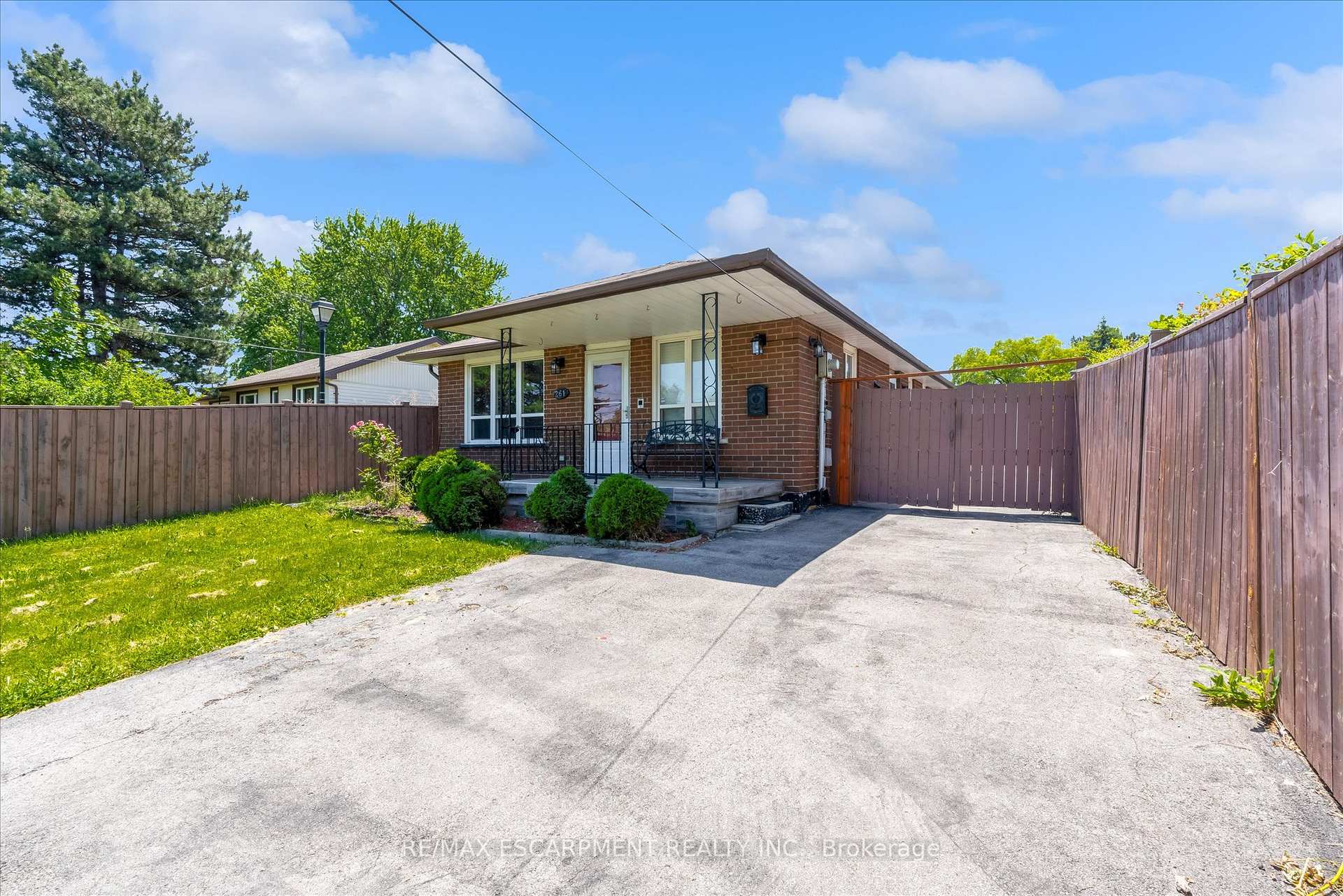 261 LIMERIDGE Road W, Hamilton, ON L9C 2V4