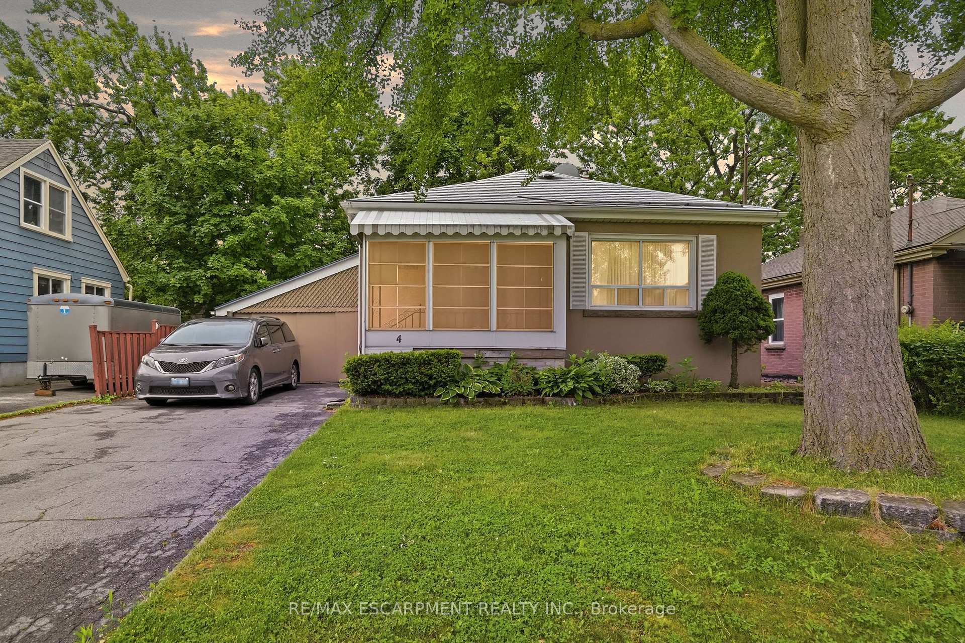 4 Duncombe Drive, Hamilton, ON L9A 2E8