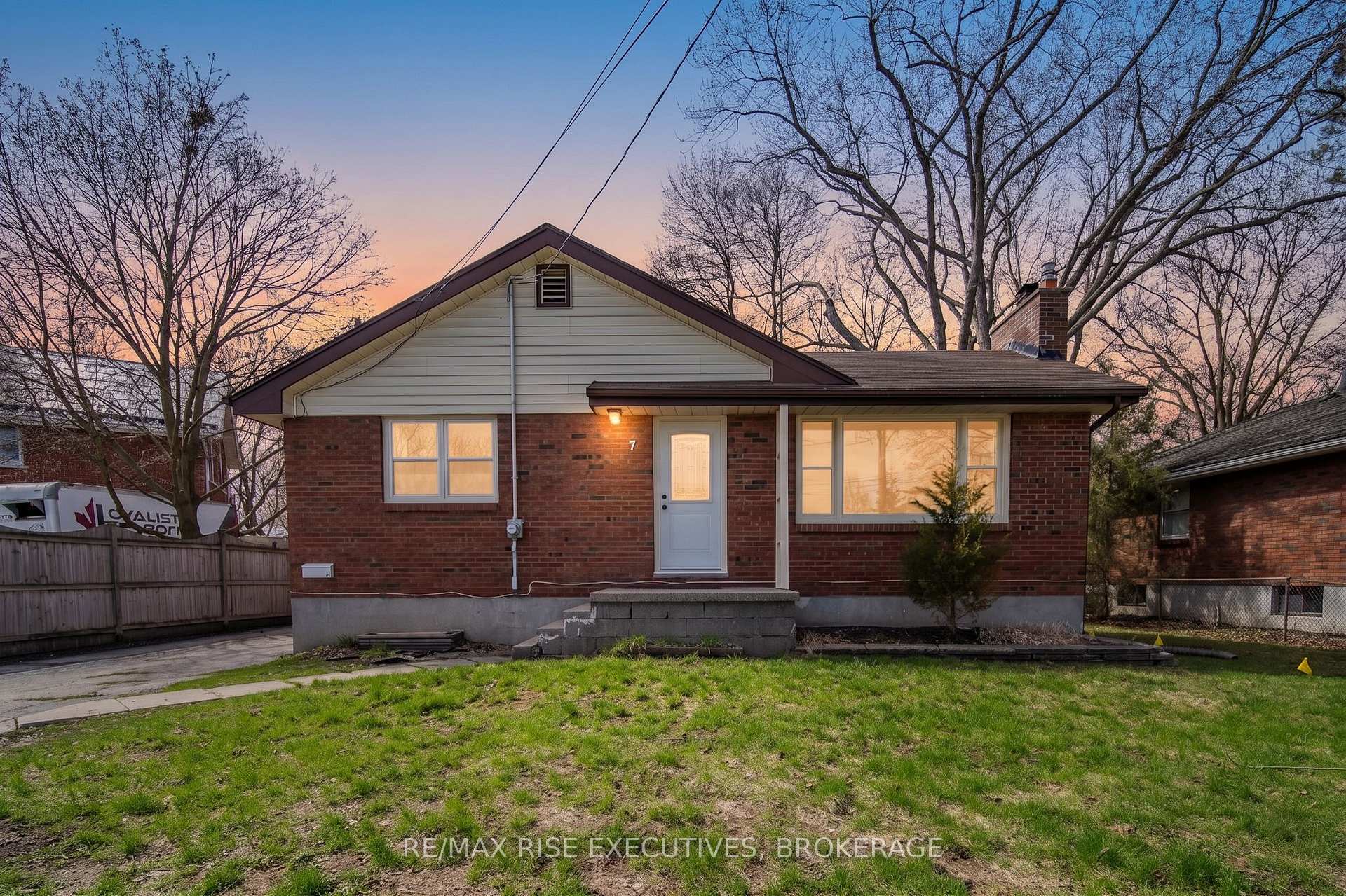 7 Benjamin Street, Belleville, ON K8P 1P6