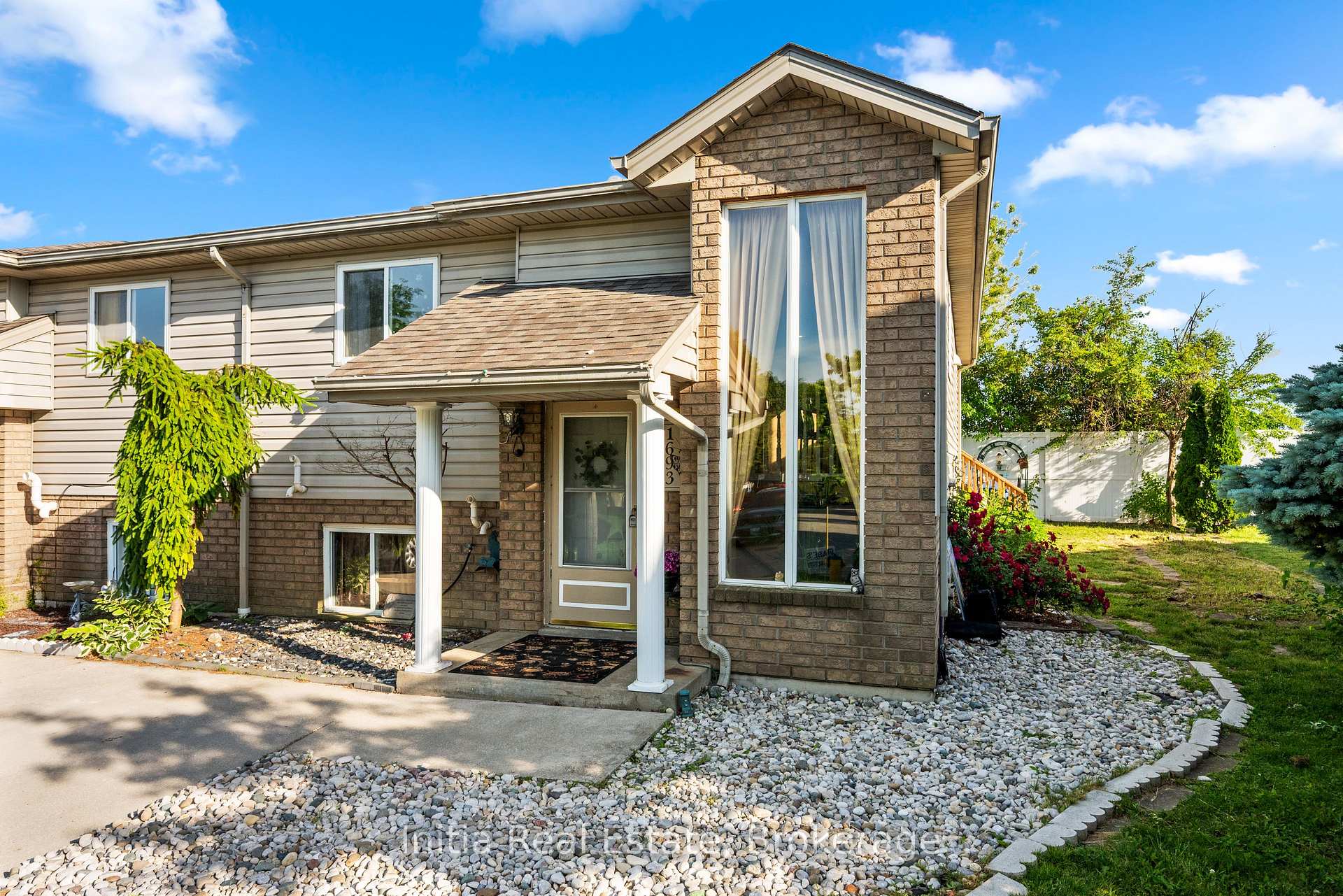 1693 Fieldcrest Lane, Tecumseh, ON N8N 4Z8