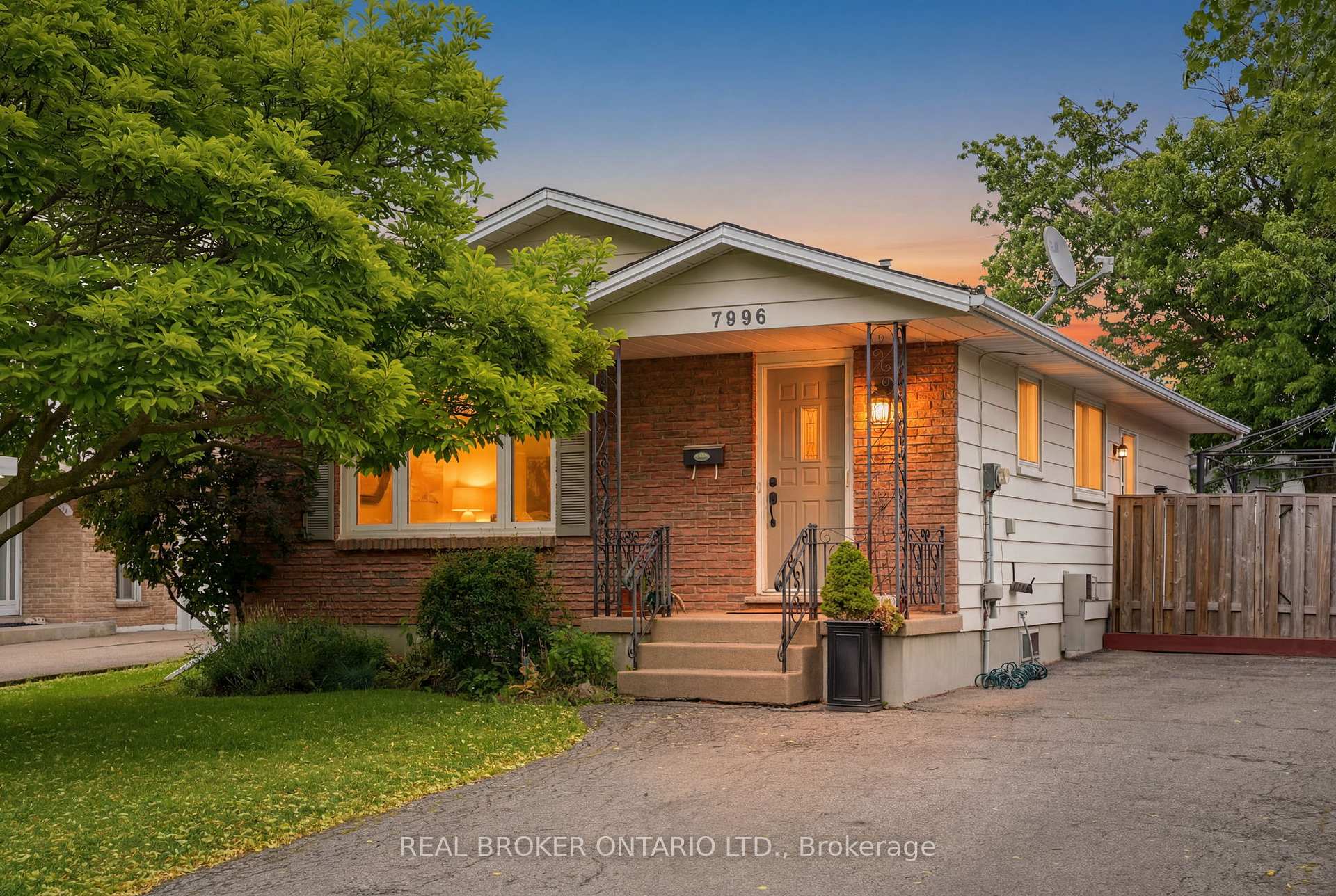 7996 Paddock Trail, Niagara Falls, ON L2H 1X2