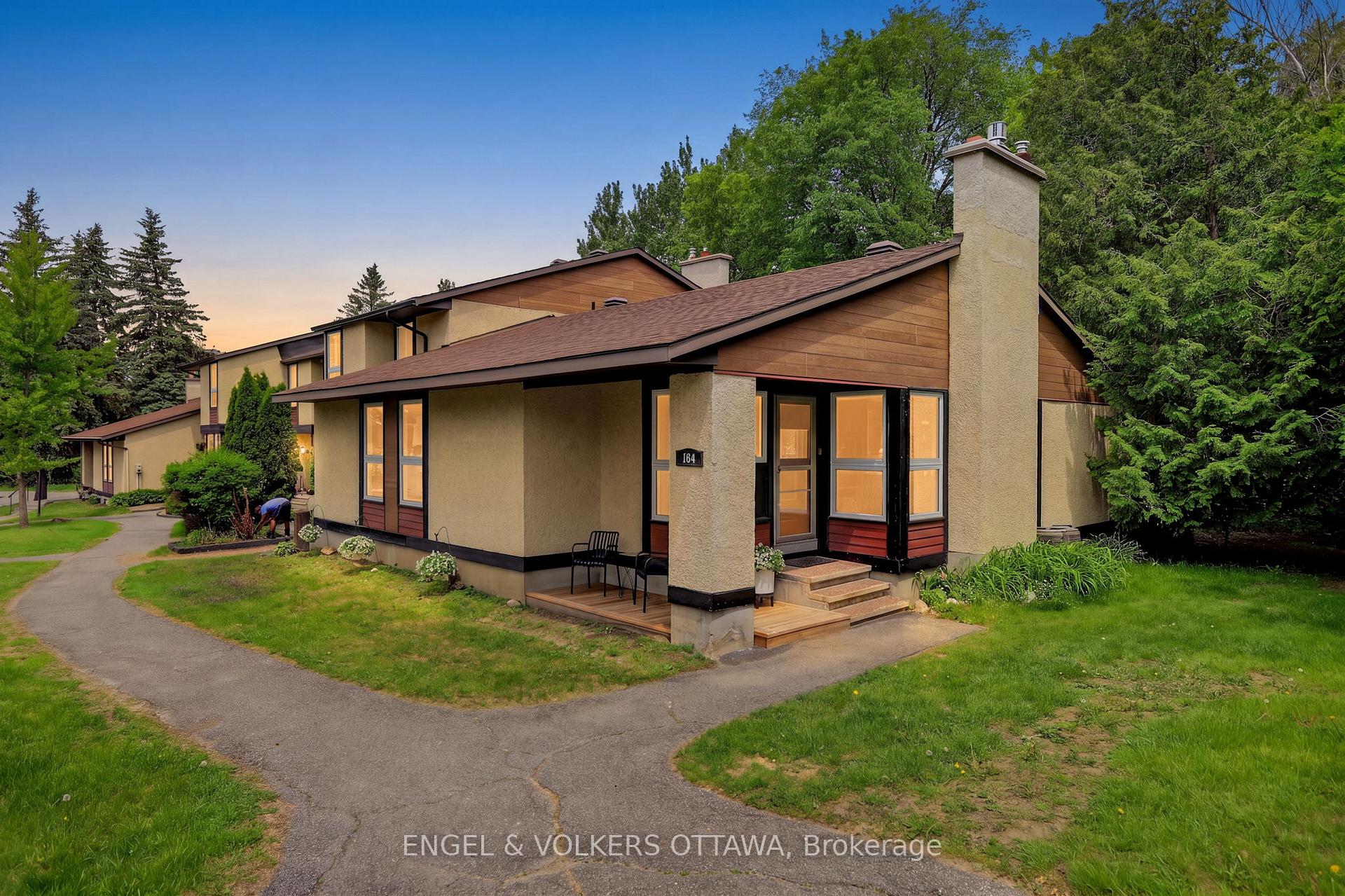 164 McClintock Way 6, Kanata, ON K2L 2A4