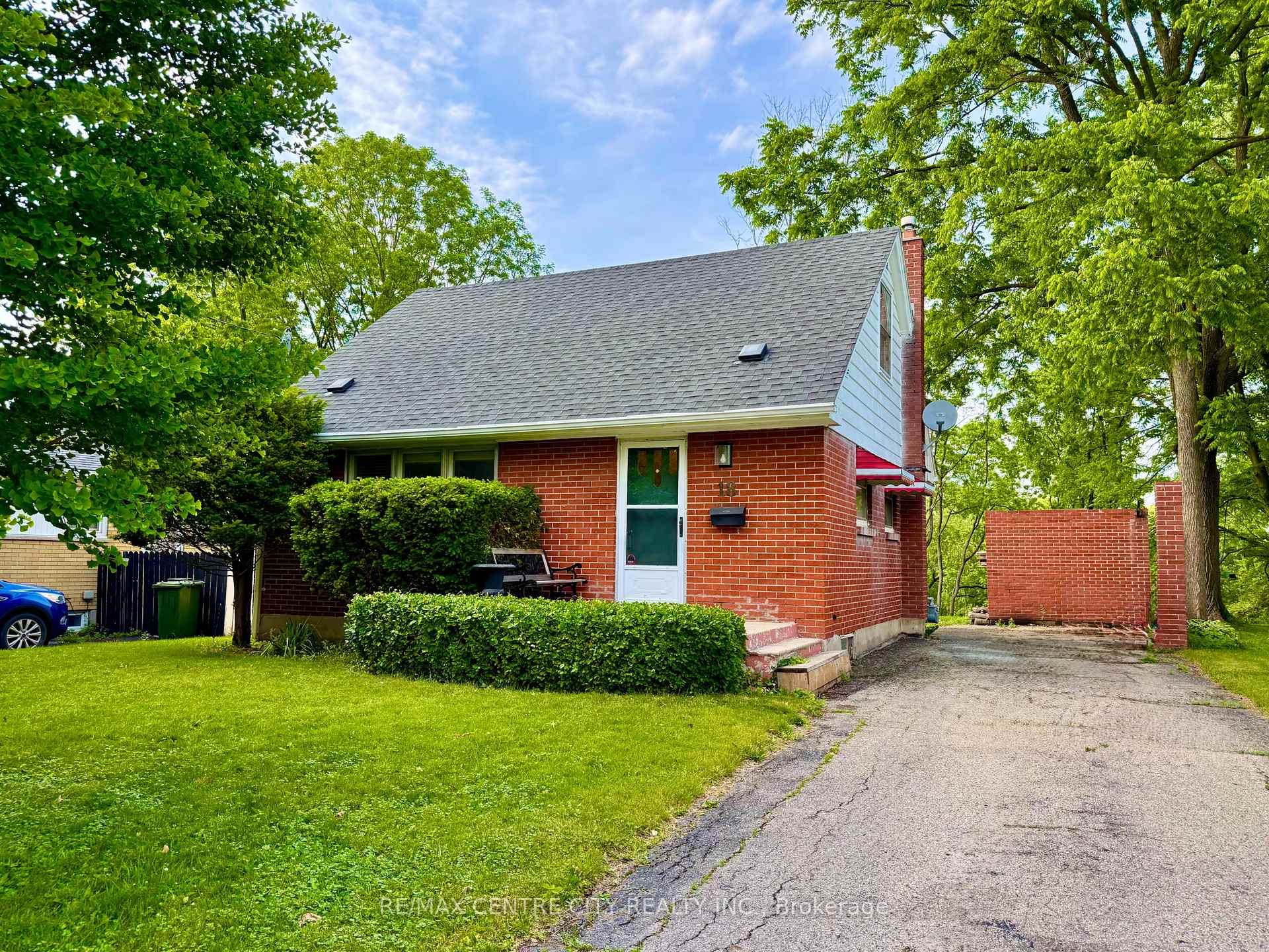 18 Montgomery Road, St. Thomas, ON N5R 1S5