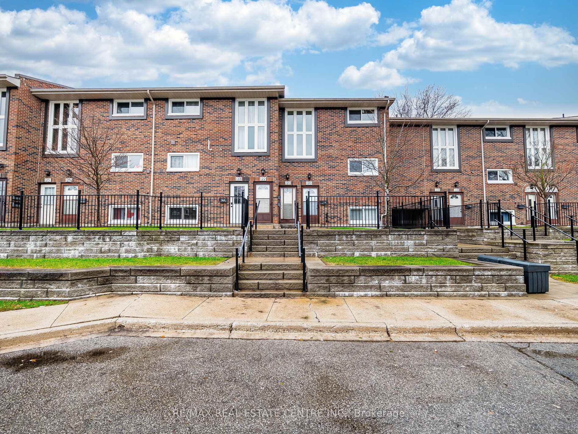 49 Rhonda Road 121, Guelph, ON N1H 7A4