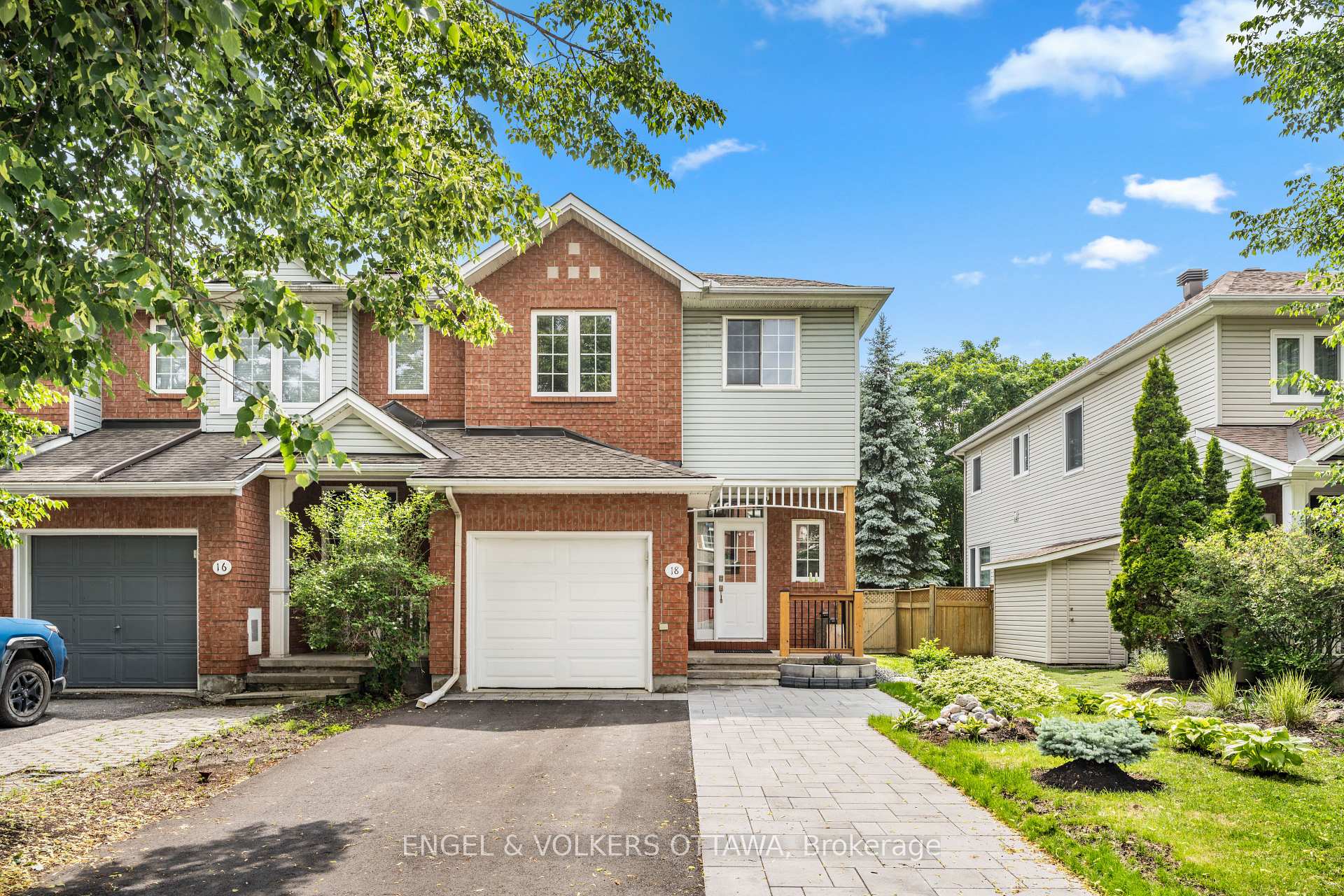 18 Cambray Lane, Kanata, ON K2K 3C3