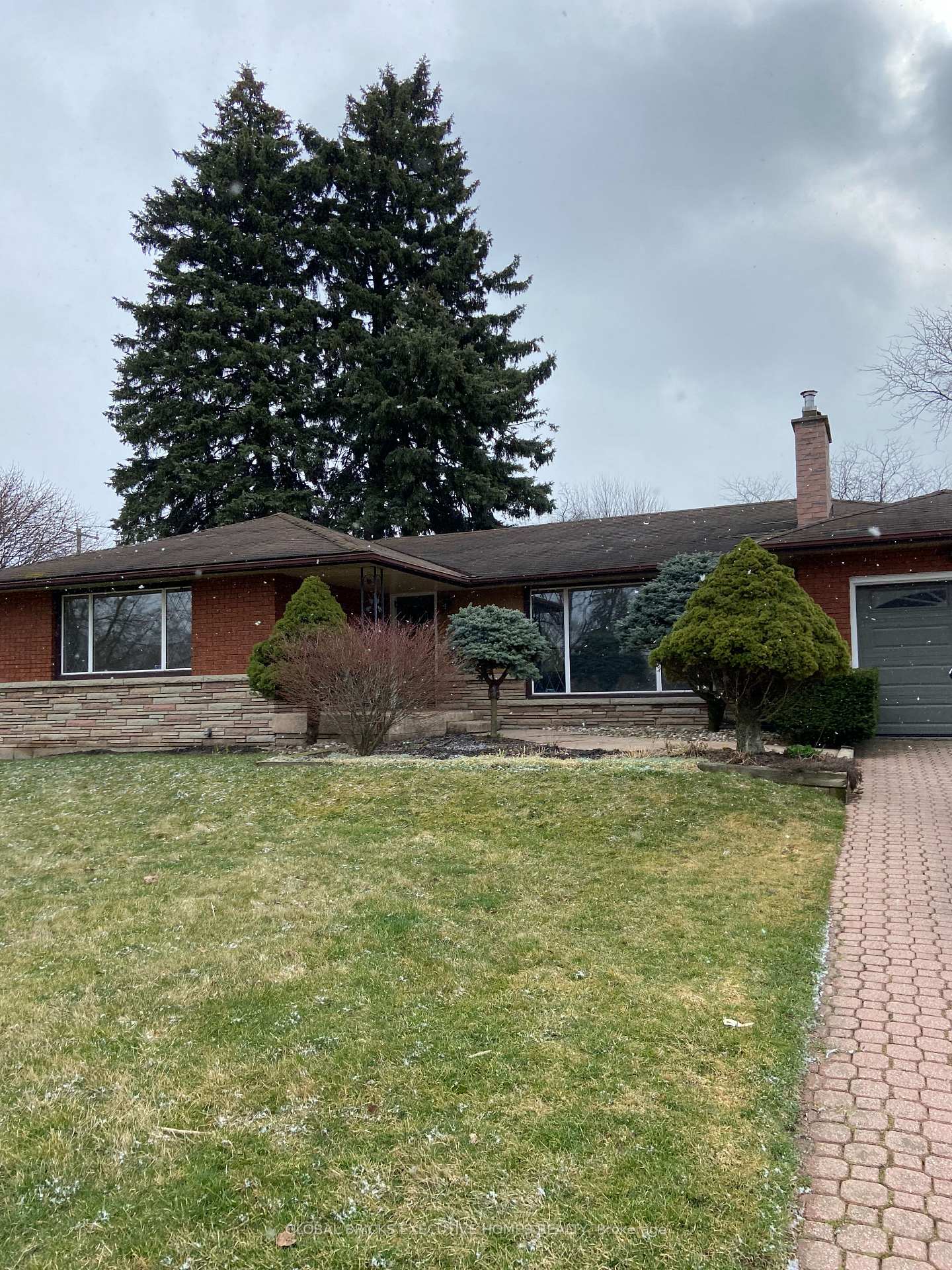 123 Seneca Drive, Hamilton, ON L9G 3B7