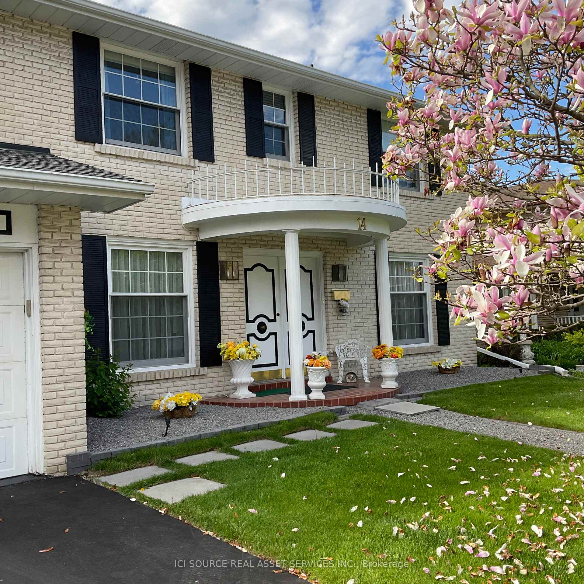 14 Robinhood Drive, Hamilton, ON L9H 4G1