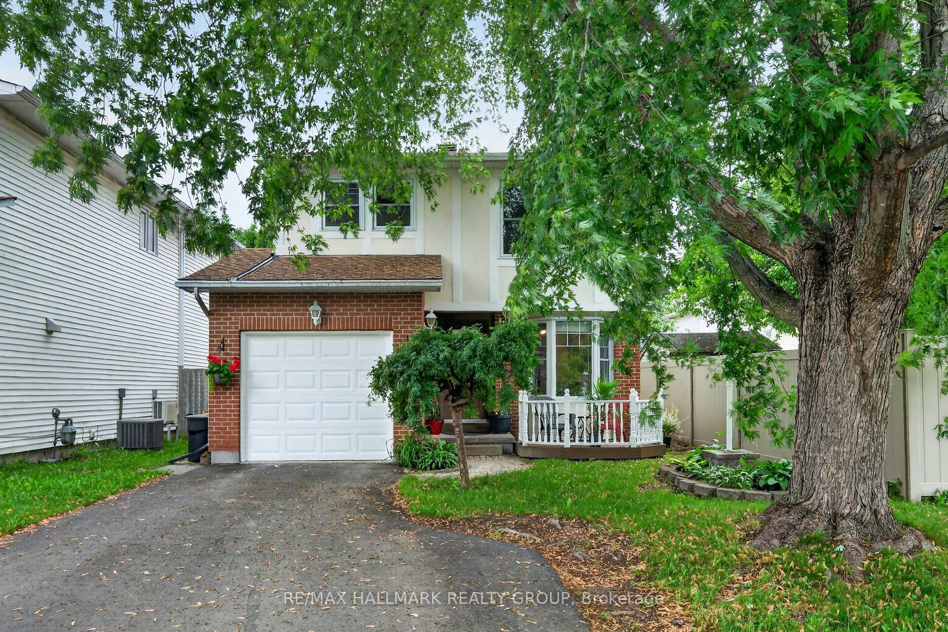 4 Gowrie Drive, Kanata, ON K2L 2S4