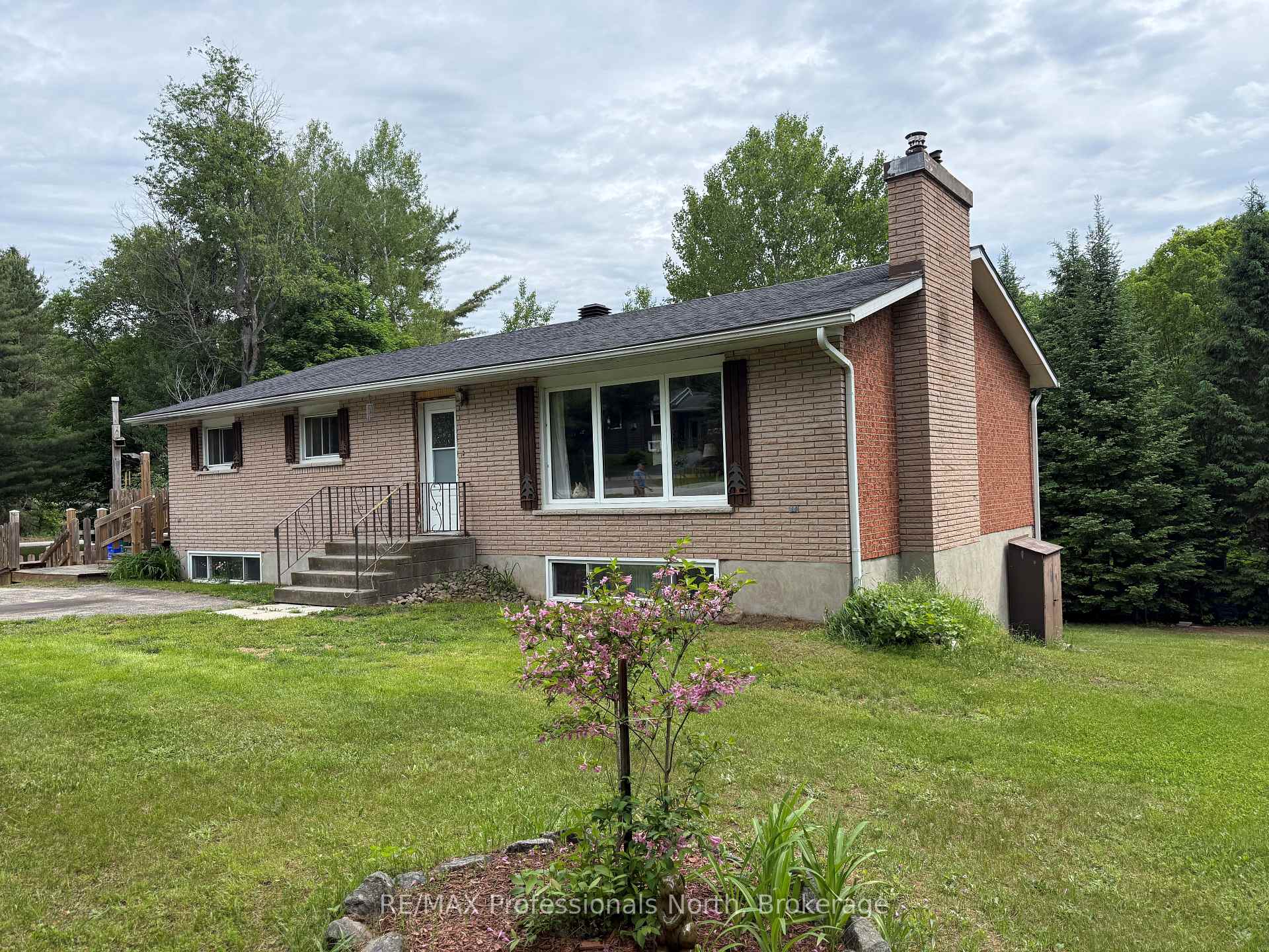 37 Spruce Drive S, Huntsville, ON P0B 1L0