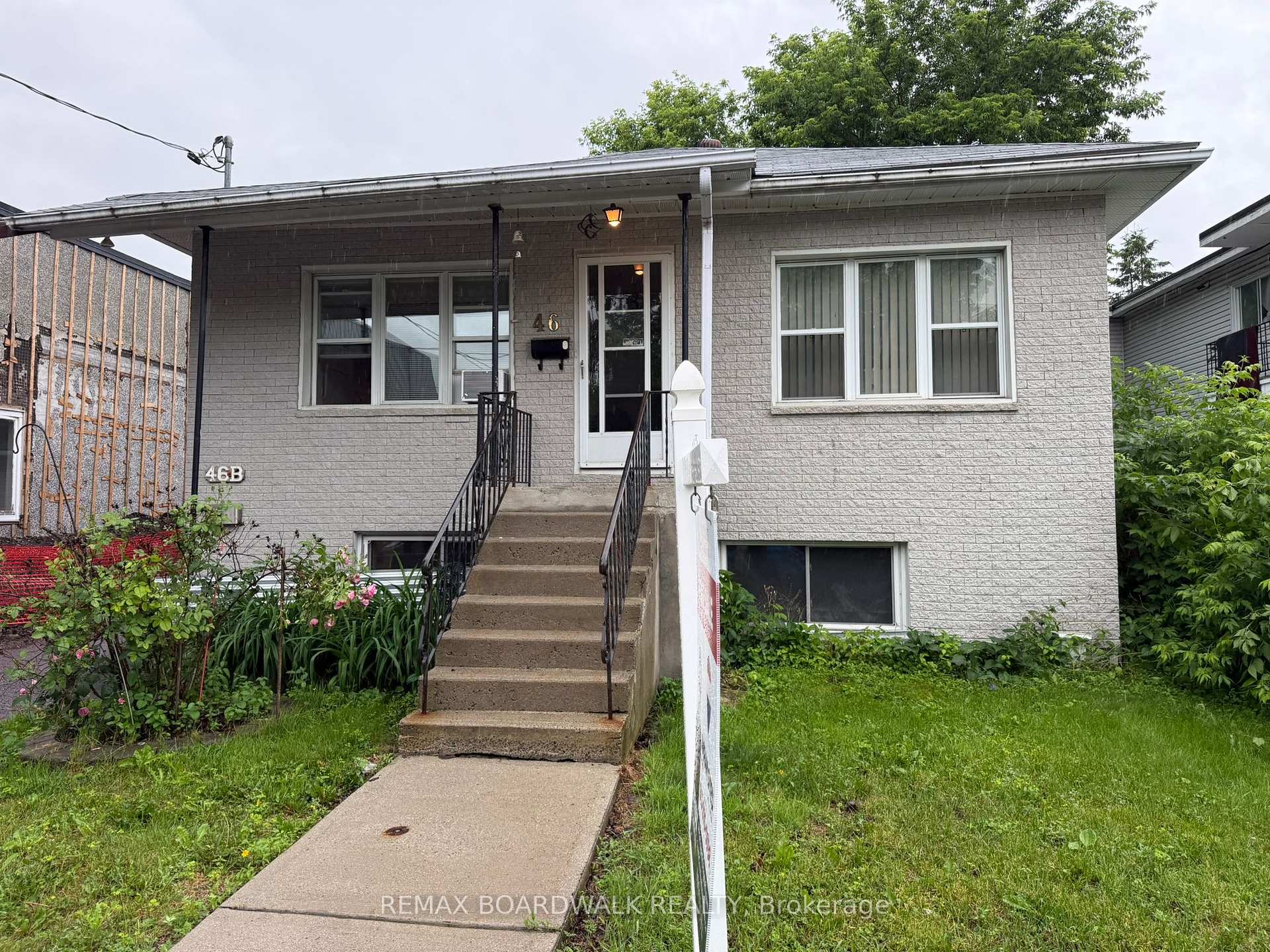 46 Jolliet Avenue, Vanier and Kingsview Park, ON K1L 5H5