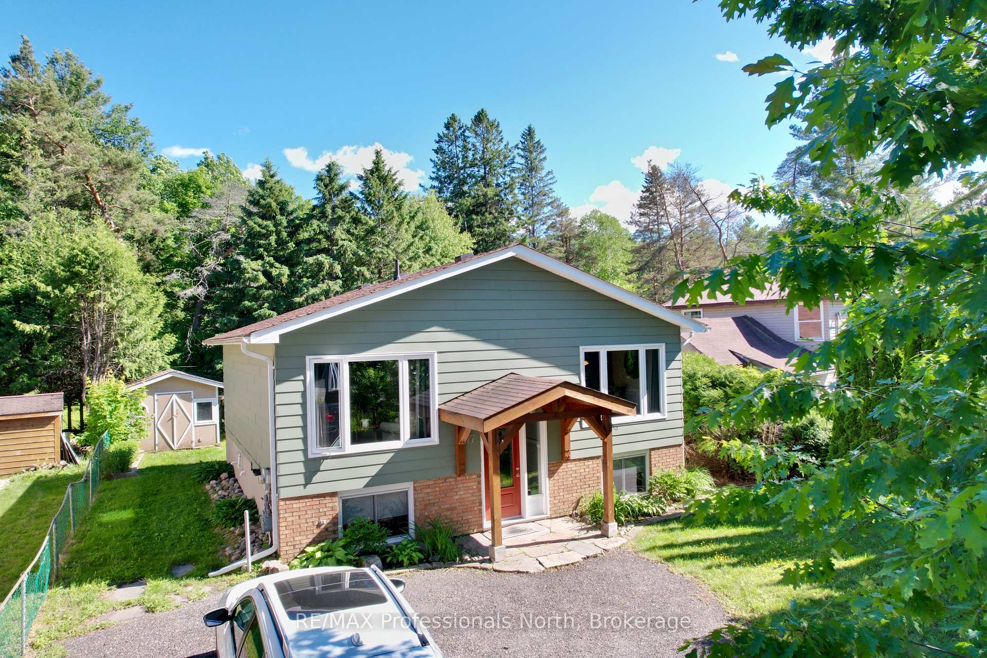 77 Hanes Road, Huntsville, ON P1H 1M3