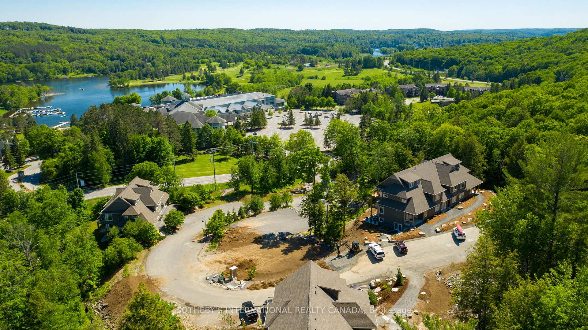 3 TREE TOPS Lane 302, Huntsville, ON P1H 1A9