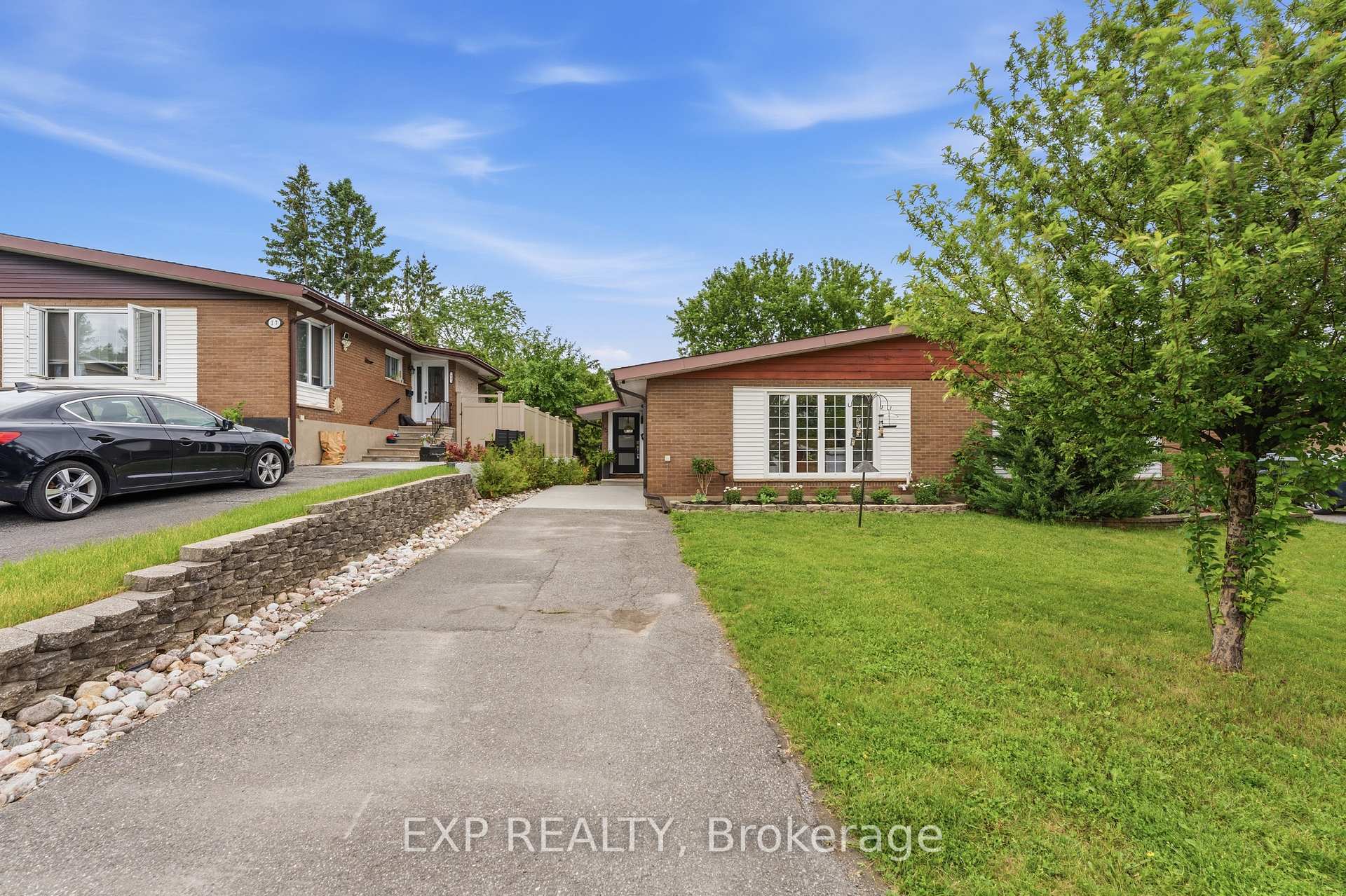 15 Newbury Avenue, Cityview - Parkwoods Hills - Rideau Shore, ON K2E 6K7