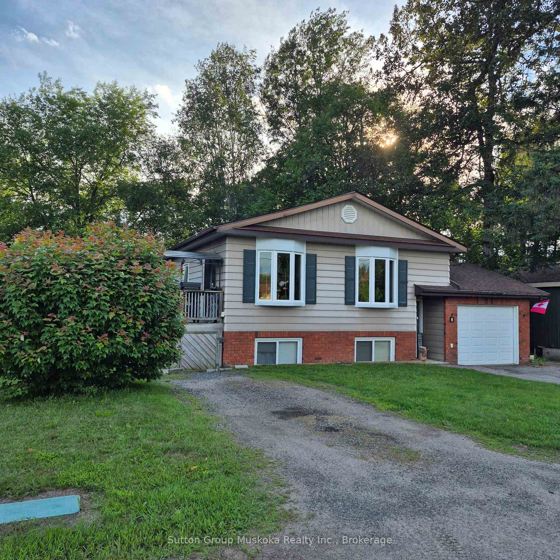8 Gouldie Street, Huntsville, ON P1H 1M5