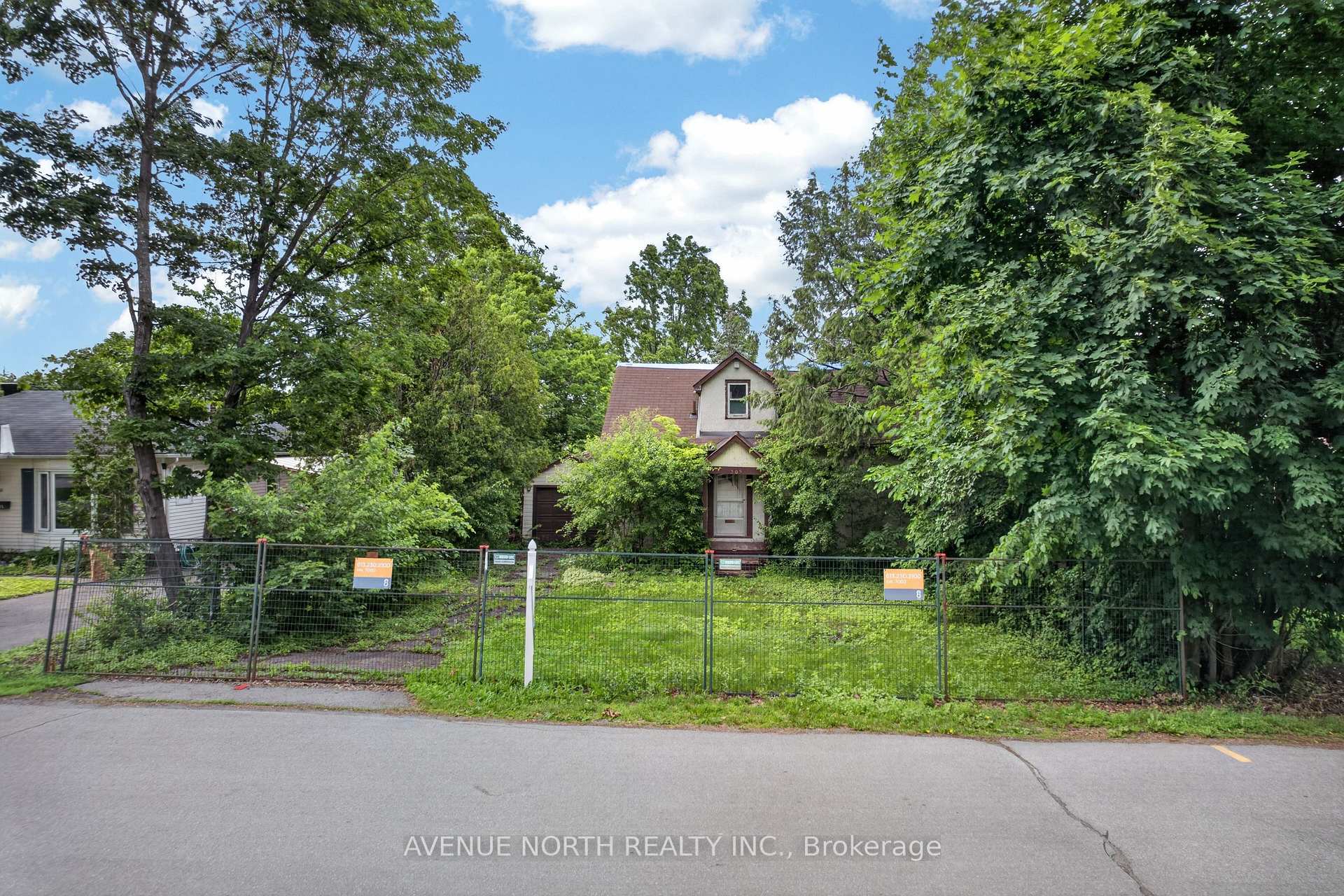 305 Mountbatten Avenue, Alta Vista and Area, ON K1H 5W2